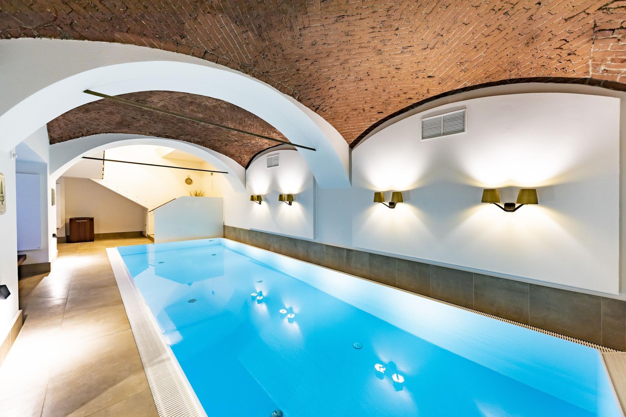 Vista Piscina Parkhotel Graz - Traditional Luxury