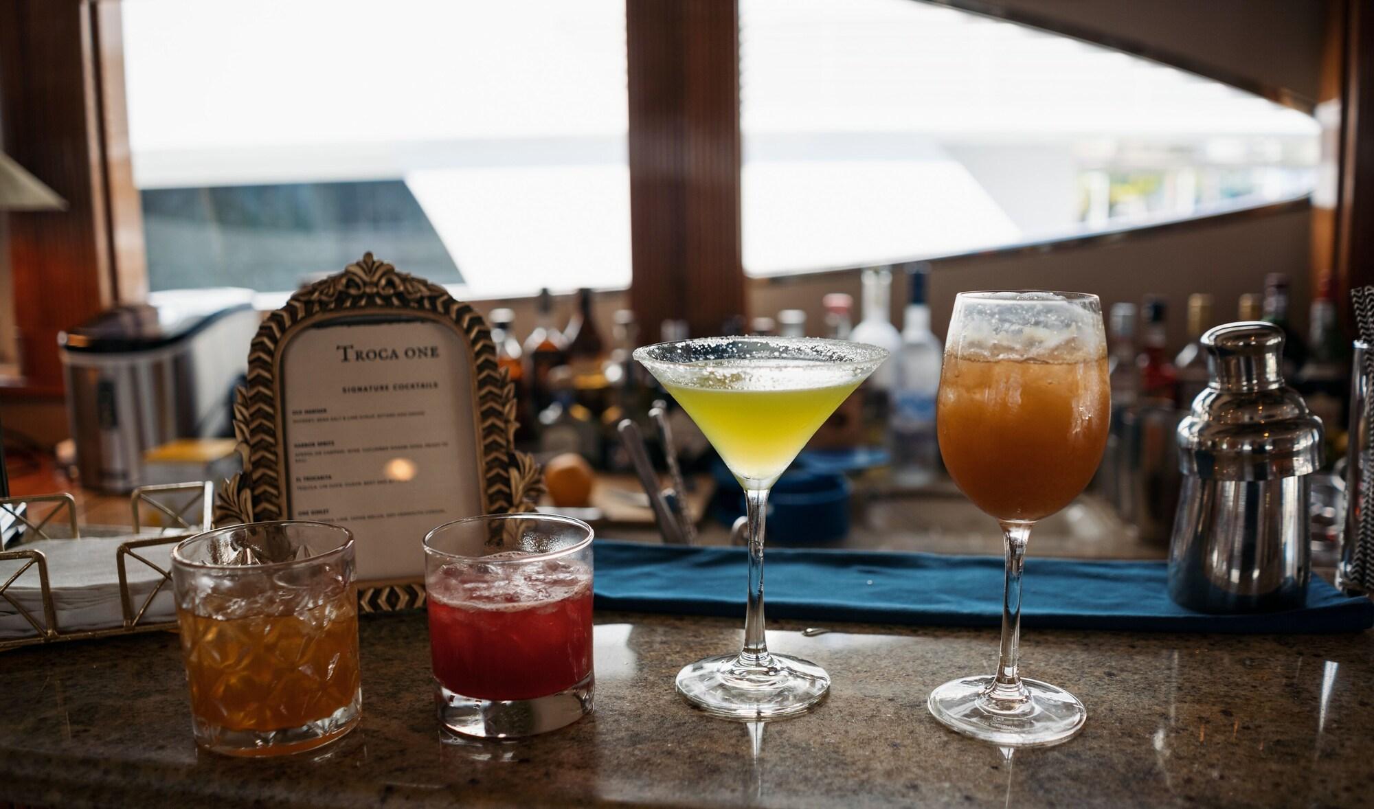 Bar/Salón Stonehedge at Sea