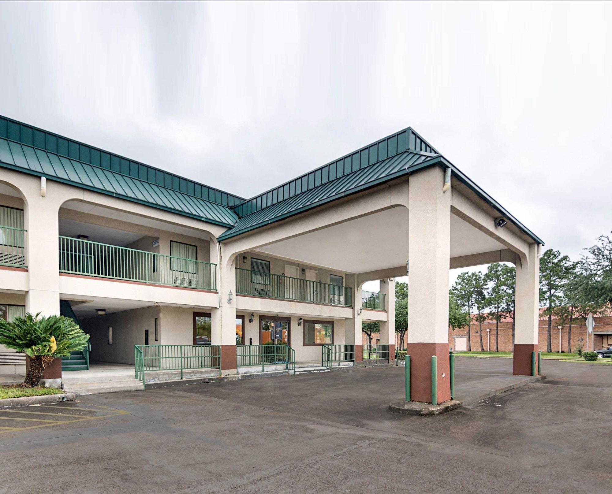 Vista Exterior Rodeway Inn & Suites Highway 290 Northwest