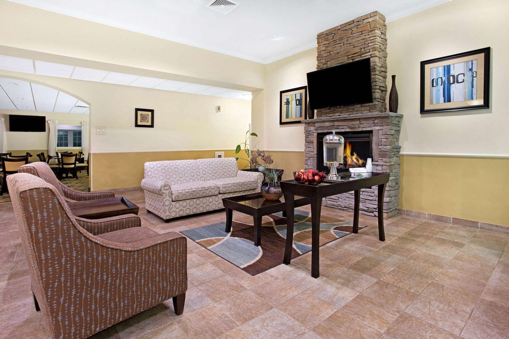 Vista Lobby La Quinta Inn & Suites by Wyndham Stonington-Mystic Area