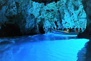 Actividad - Excursión en grupo pequeño a la Cueva Azul, Vis y Hvar de isla en isla