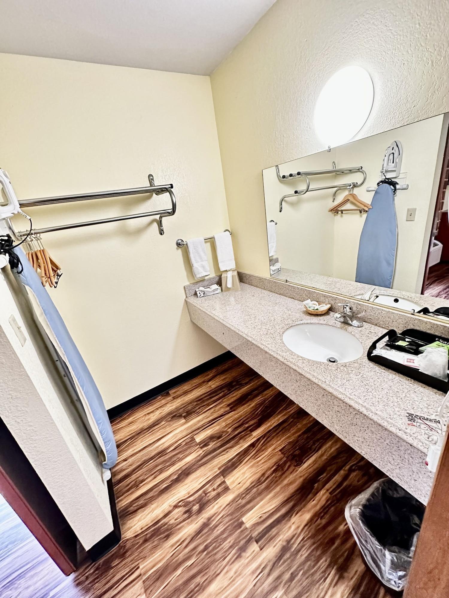 Equipamiento de Habitación Regency Inn lola Kansas