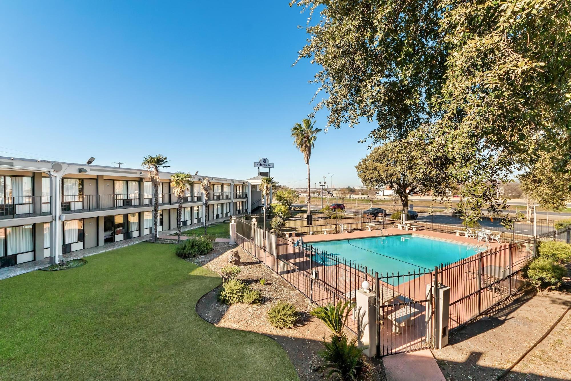Vista Piscina Knights Inn San Antonio near Frost Bank Center