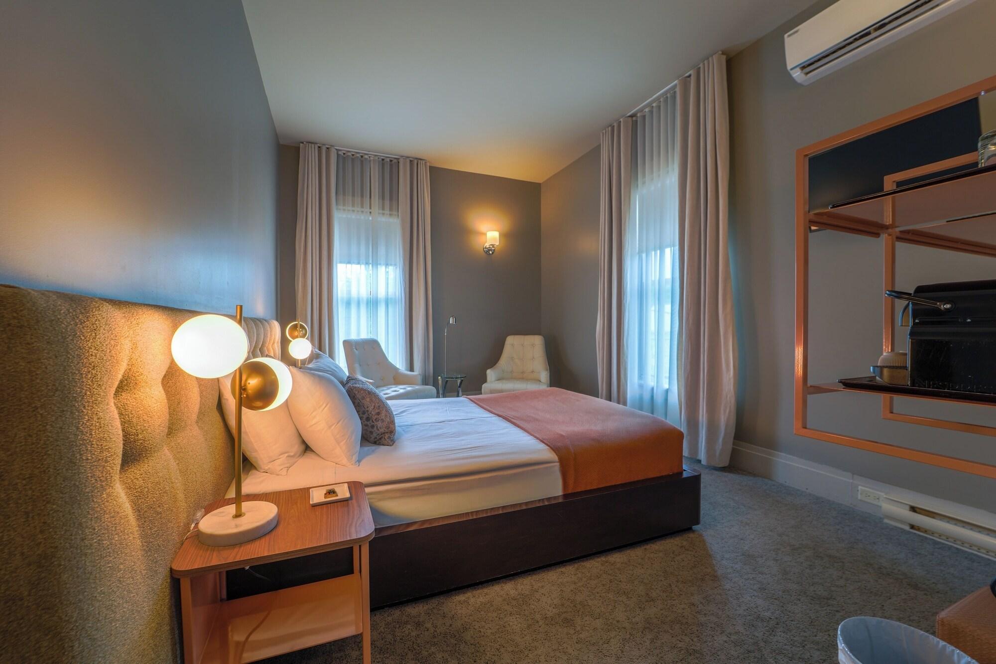 Varios Le Pleasant Hôtel