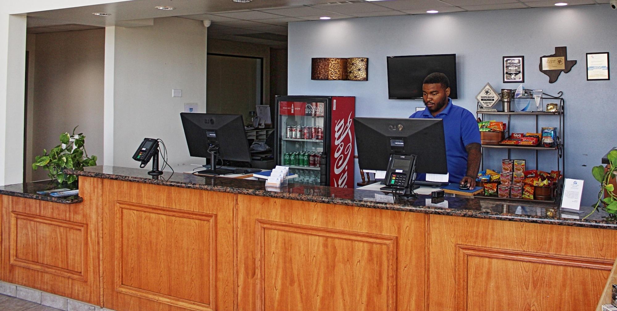 Vista Lobby Victoria Palms Inn & Suites
