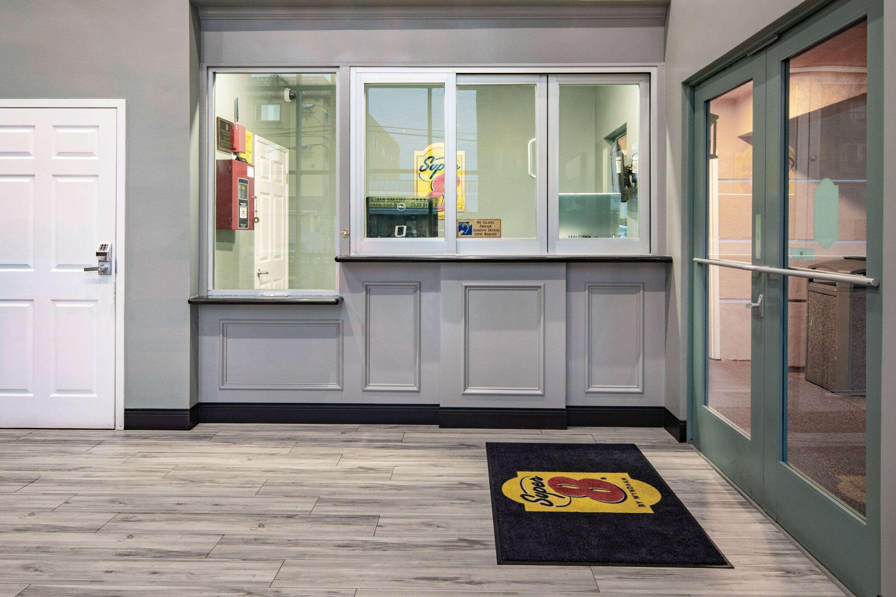 Vista Lobby Super 8 by Wyndham North Hollywood