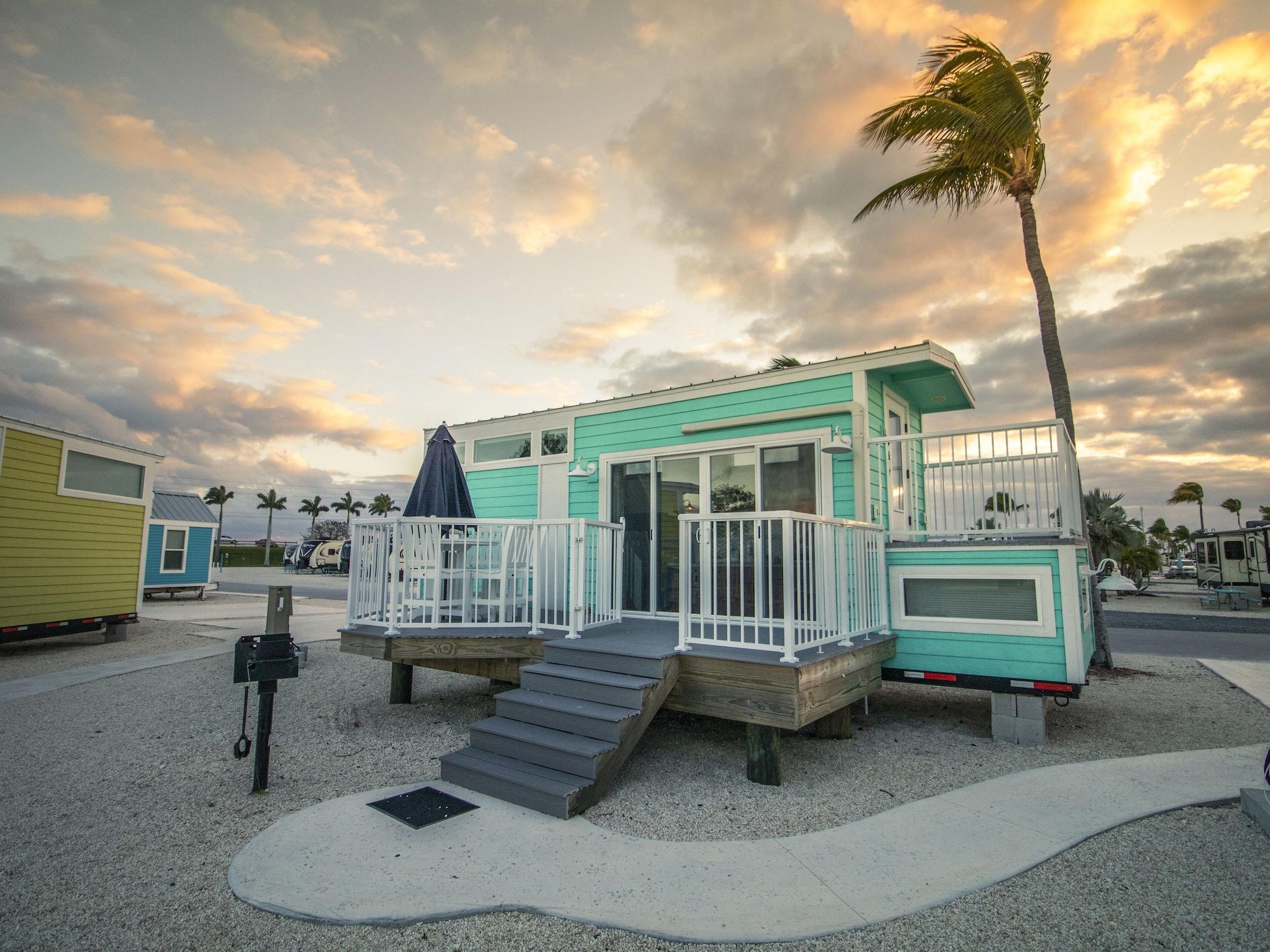 Vista Exterior Sunshine Key RV Resort & Marina