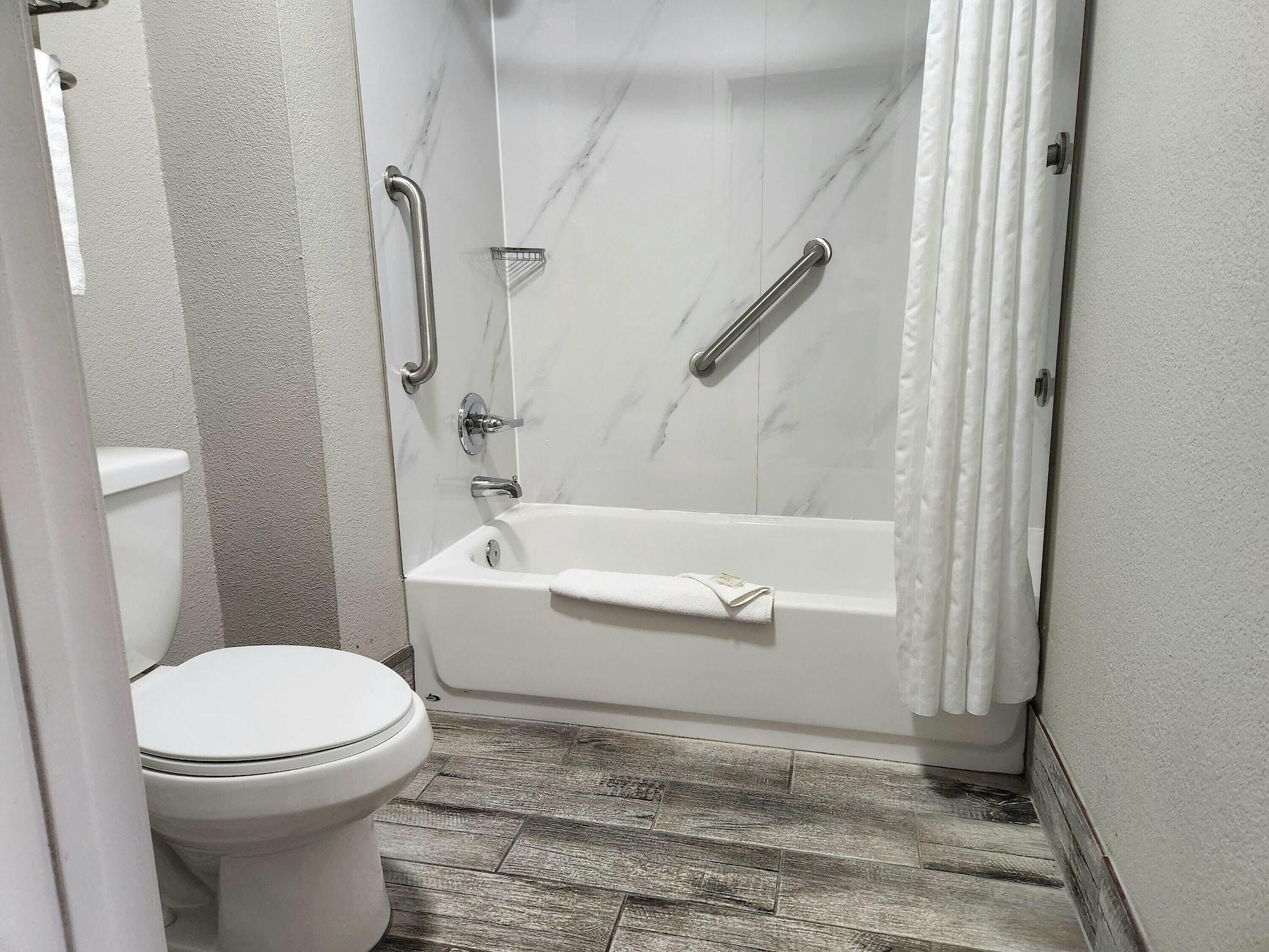 Equipamiento de Habitación Days Inn by Wyndham Monroe LA