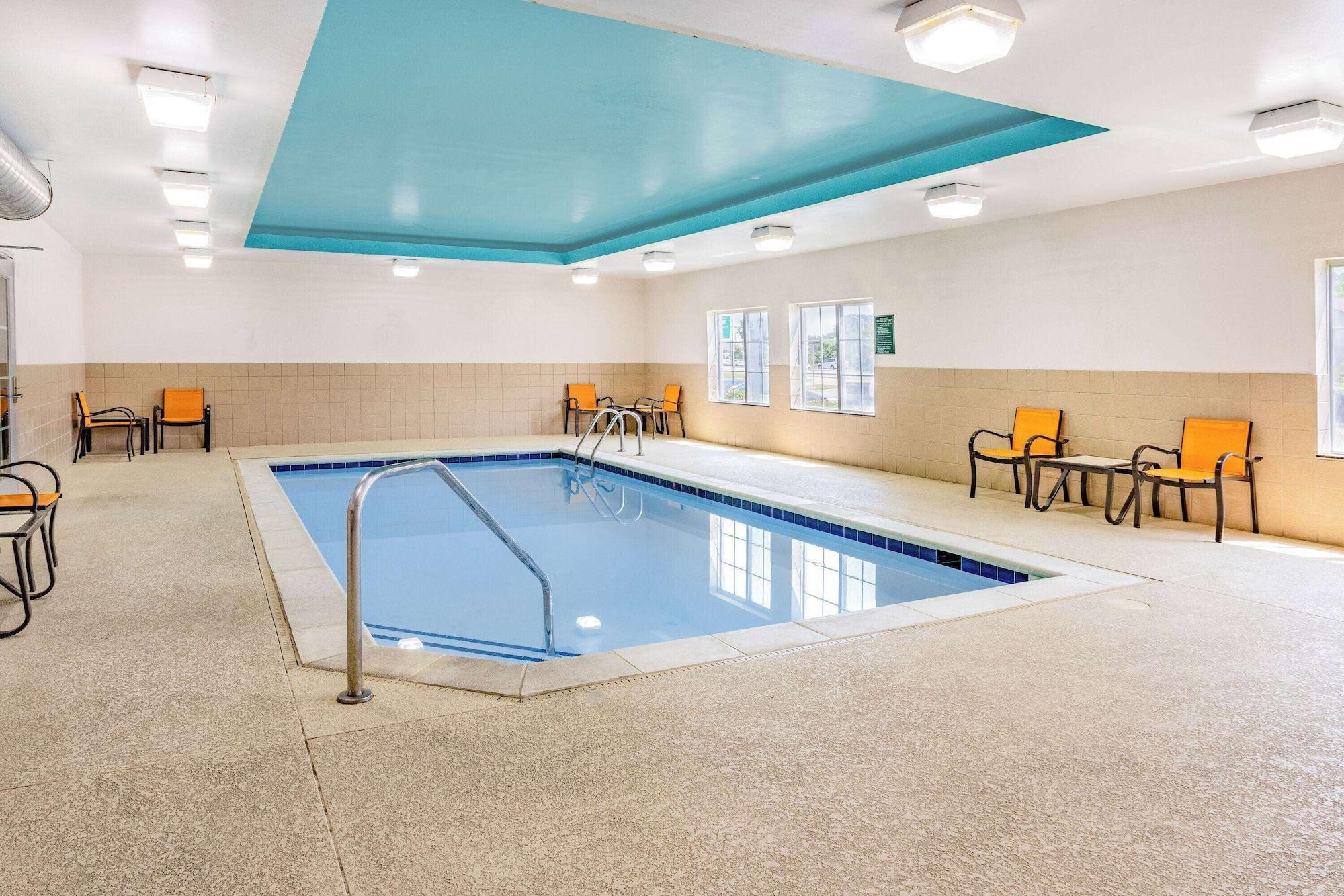 Vista Piscina La Quinta Inn & Suites by Wyndham Norfolk