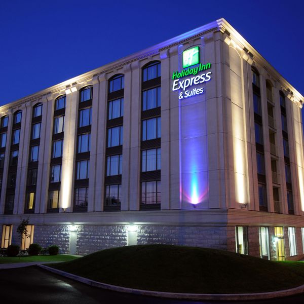 Holiday Inn Express Hotel & Suites Montreal Airport