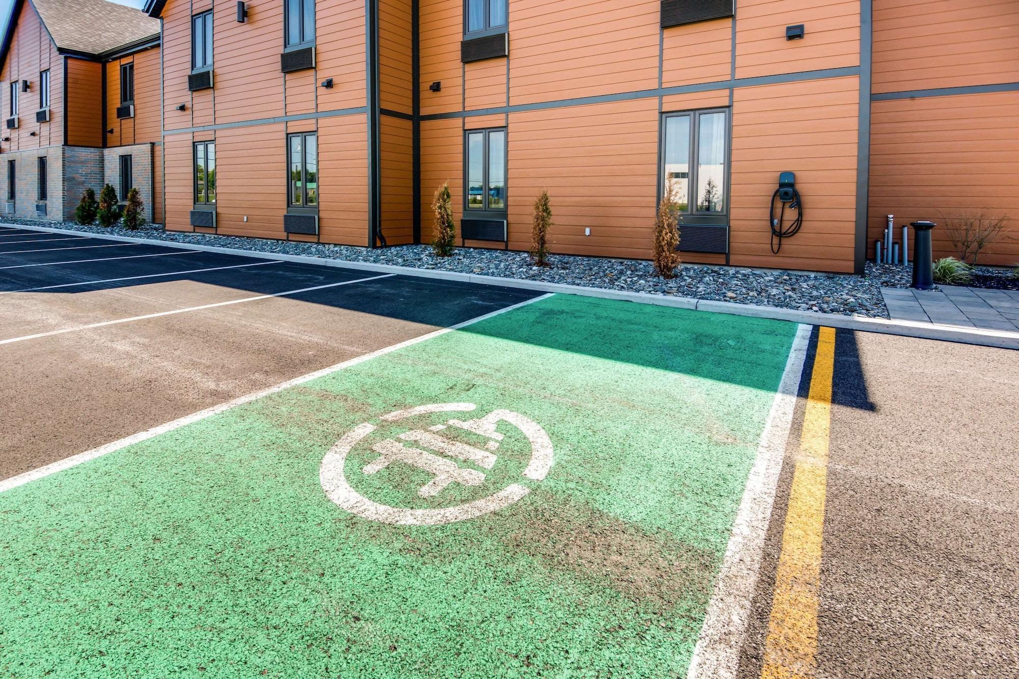 Vista Exterior Econo Lodge Inn & Suites