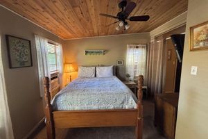 Alquiler Vacacional - Cozy 1-bedroom Studio with Private Hot Tub and Deck