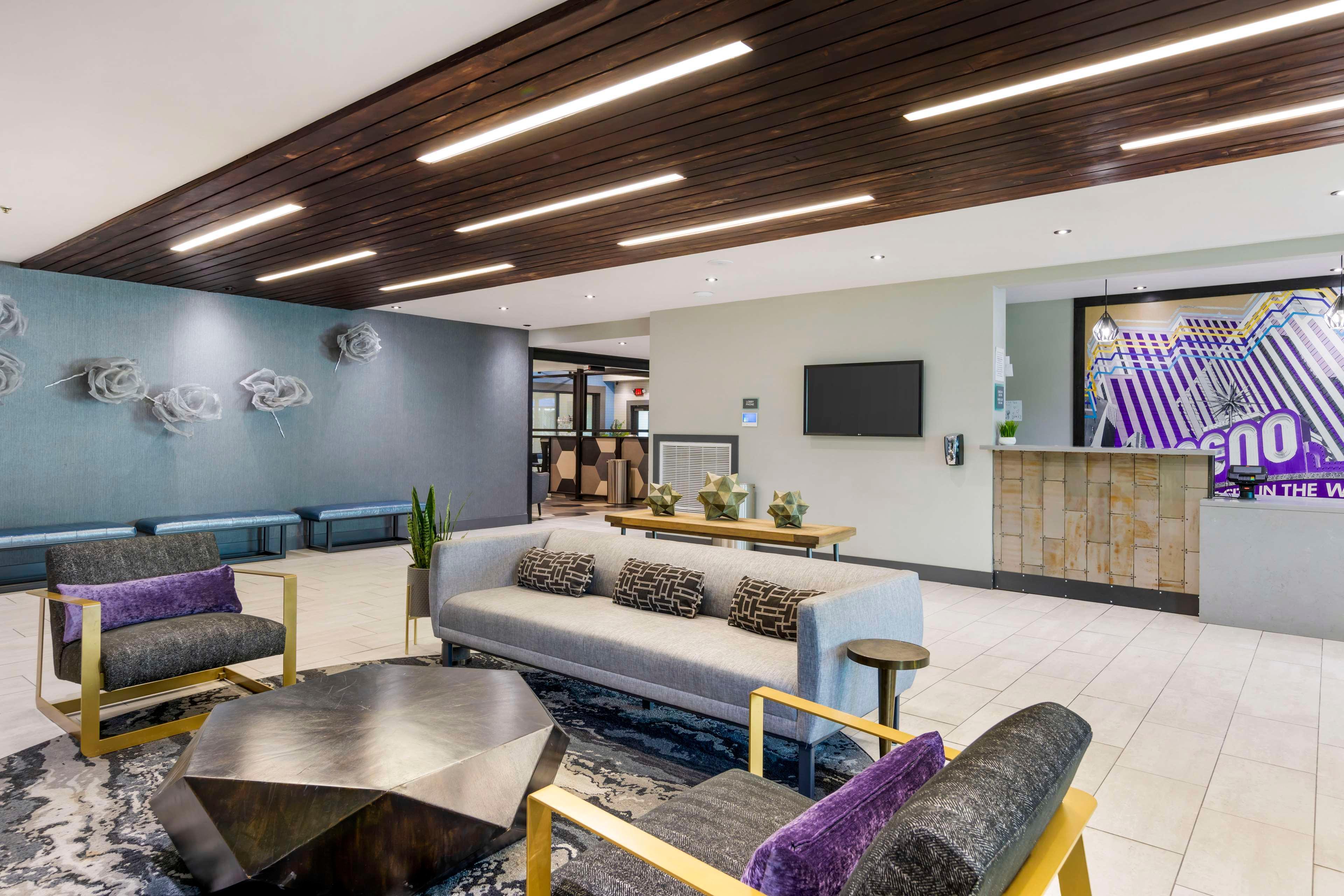 Vista Lobby Super 8 Meadow Wood Courtyard