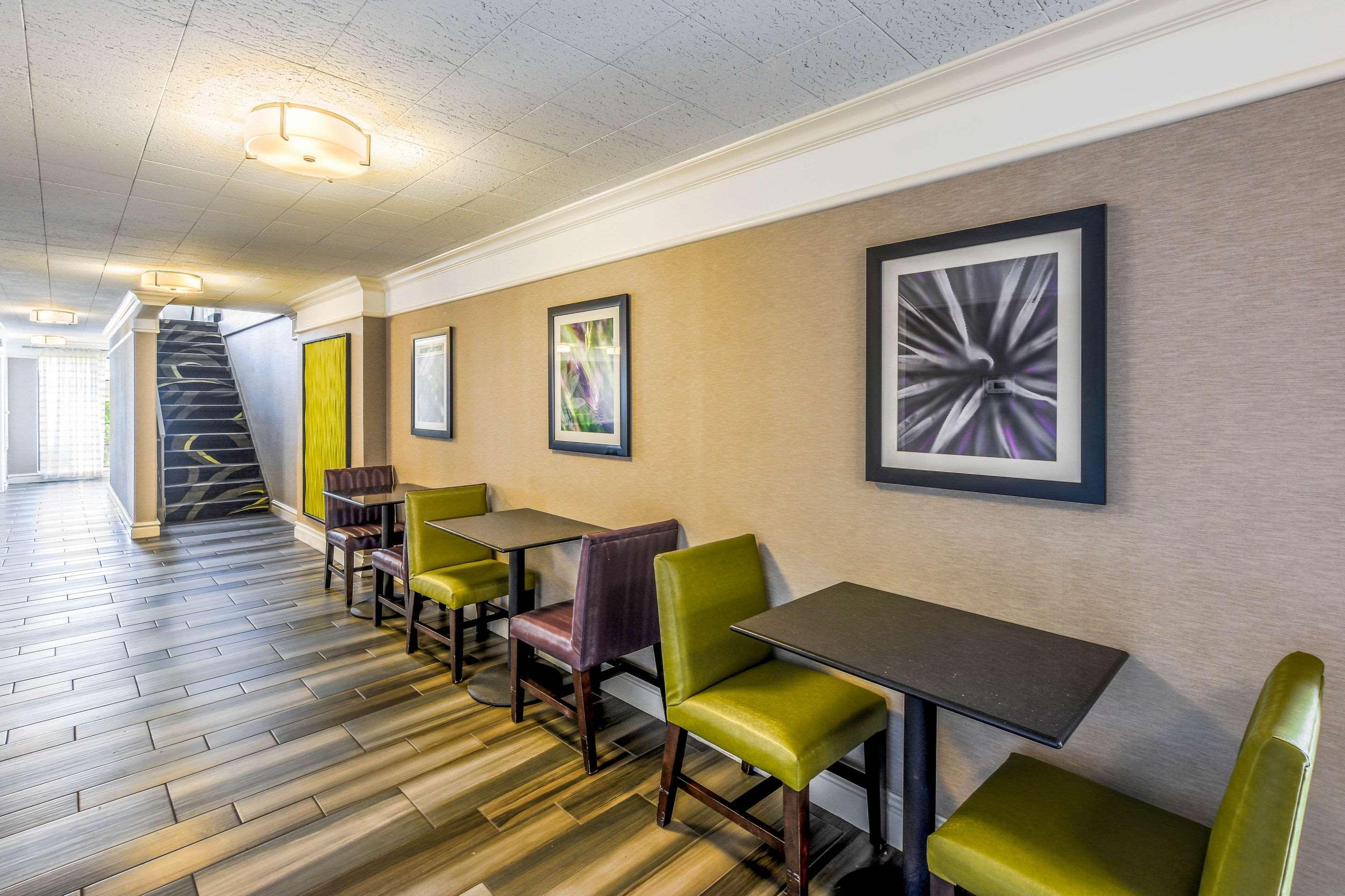 Vista Lobby Quality Inn & Suites North Charleston