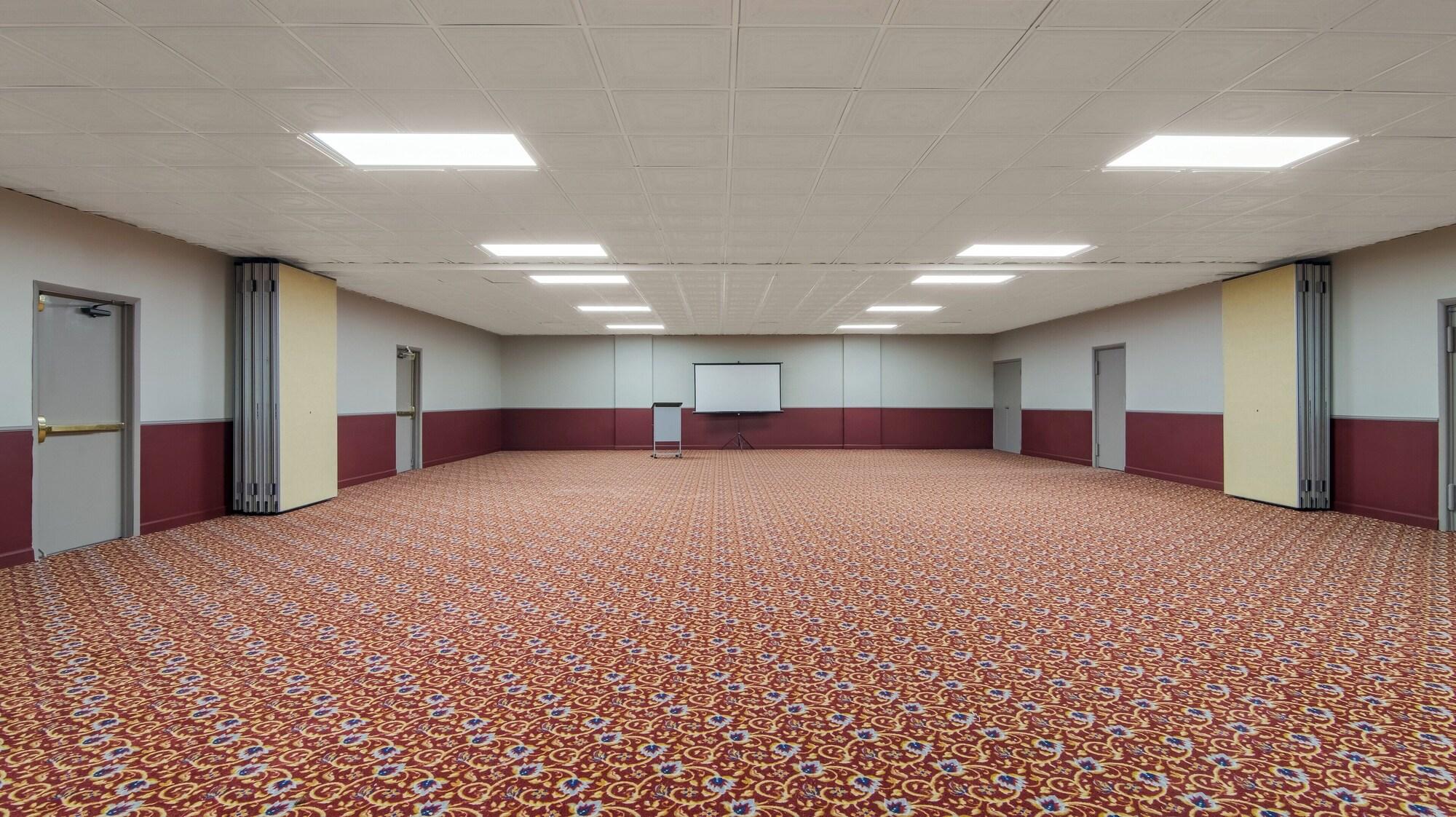 Sala de Reuniones HomeTowne Studios by Red Roof & Conference Center Chicago – N Aurora/ Naperville