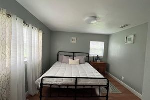 Alquiler Vacacional - Charming 4-bedroom house in brilliant Tampa with New AC, WiFi, back porch.