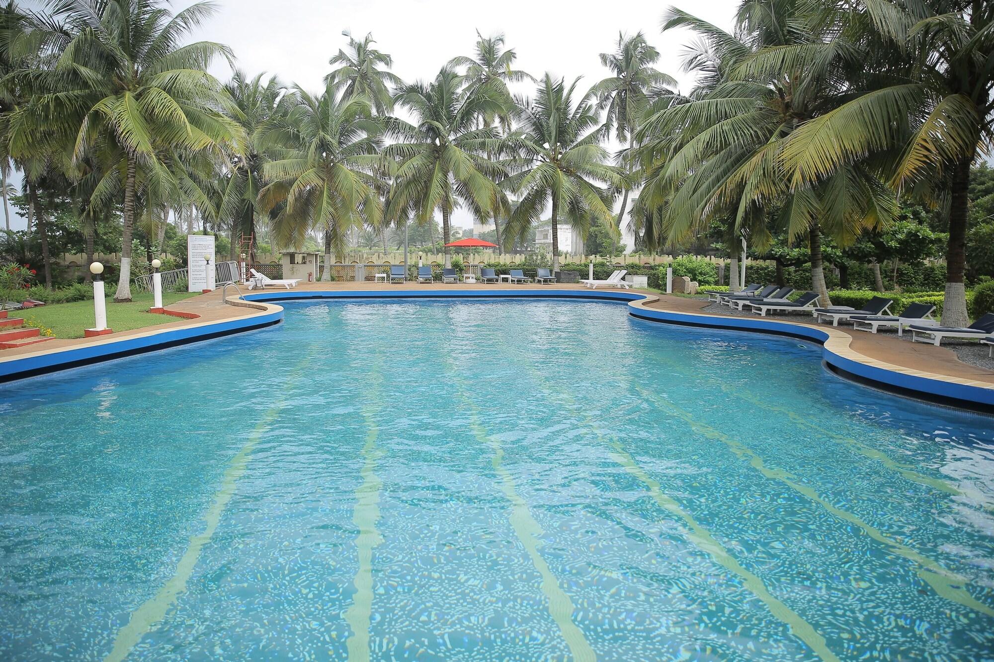 Vista Piscina Hotel Ecole Lebenin