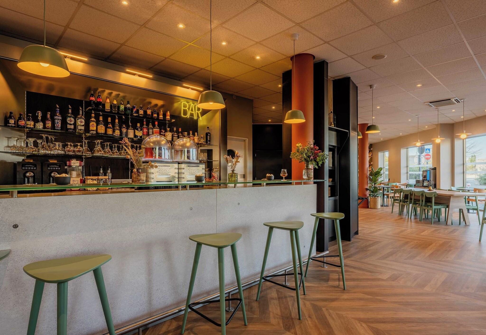 Bar/Salón B&B HOTEL Maubeuge Gare
