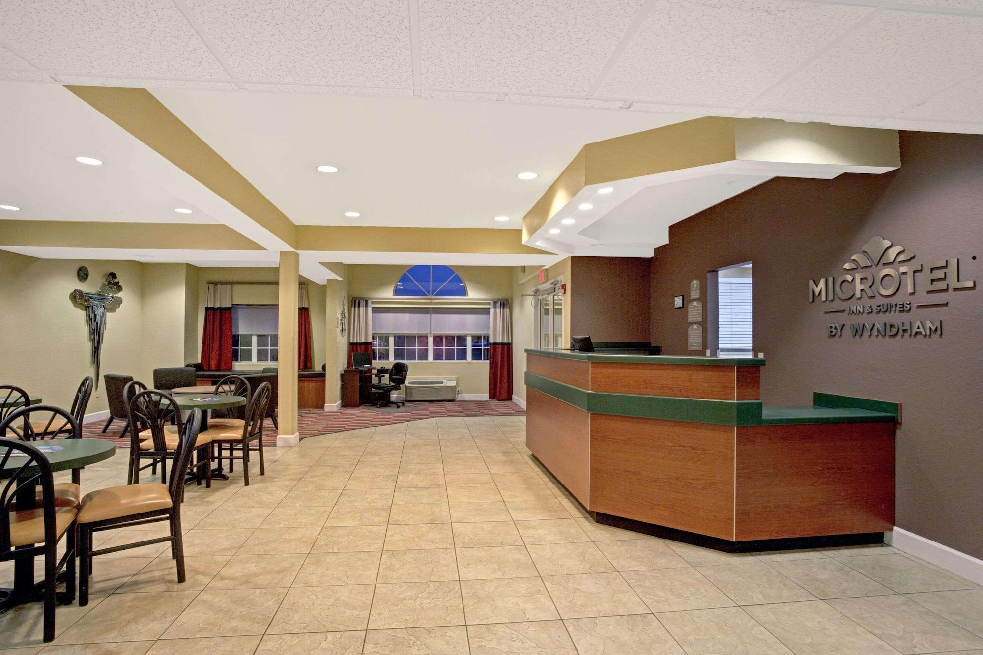 Vista Lobby Microtel Inn & Suites by Wyndham Bushnell
