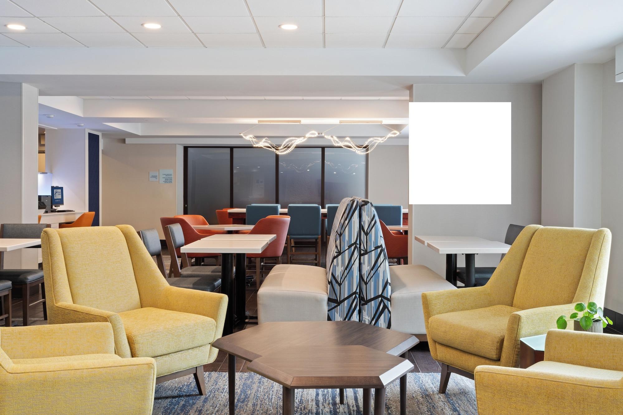 Vista Lobby Holiday Inn Express & Suites Cincinnati Riverfront by IHG