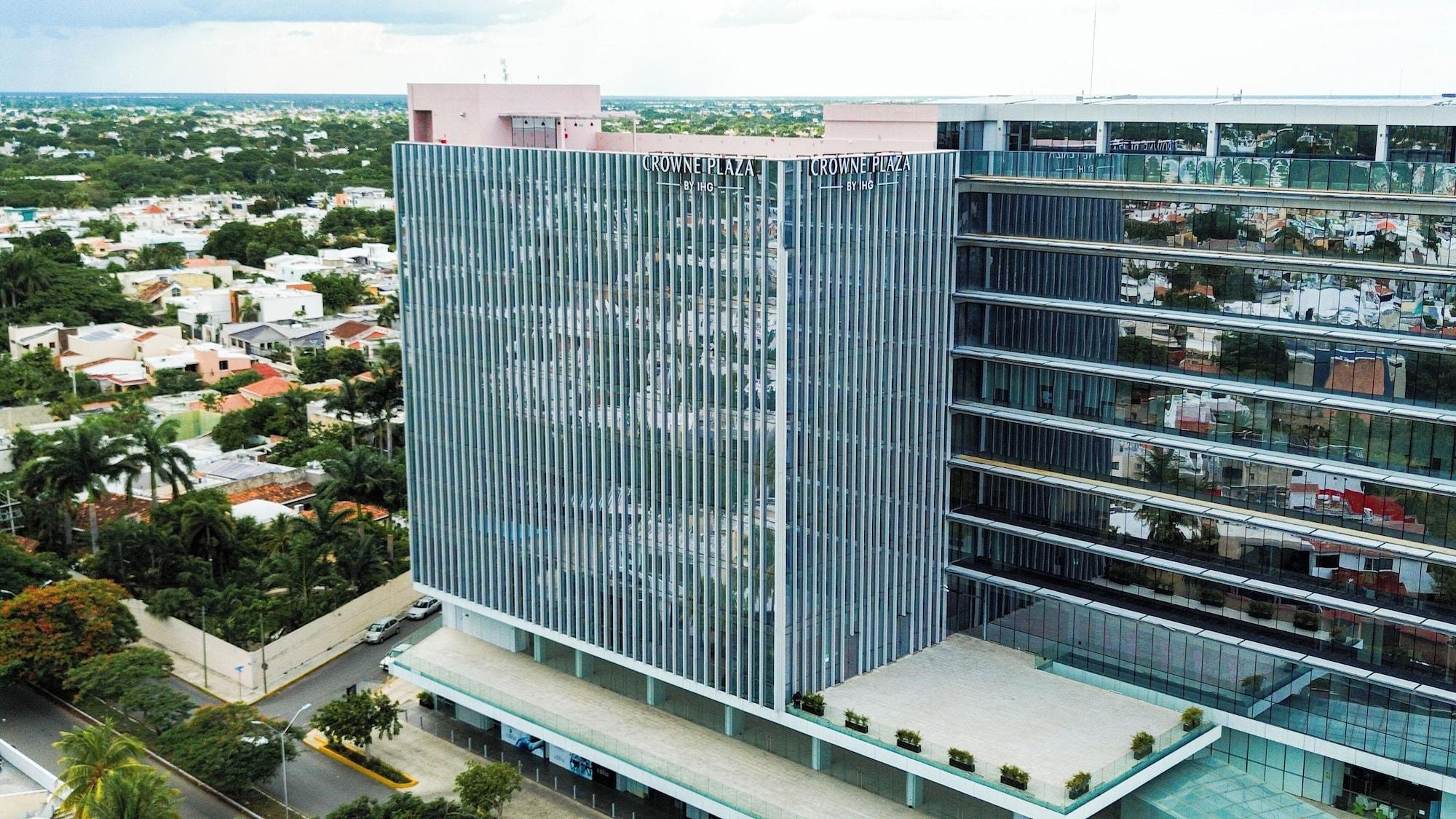 Vista Exterior Crowne Plaza Suites Merida by IHG