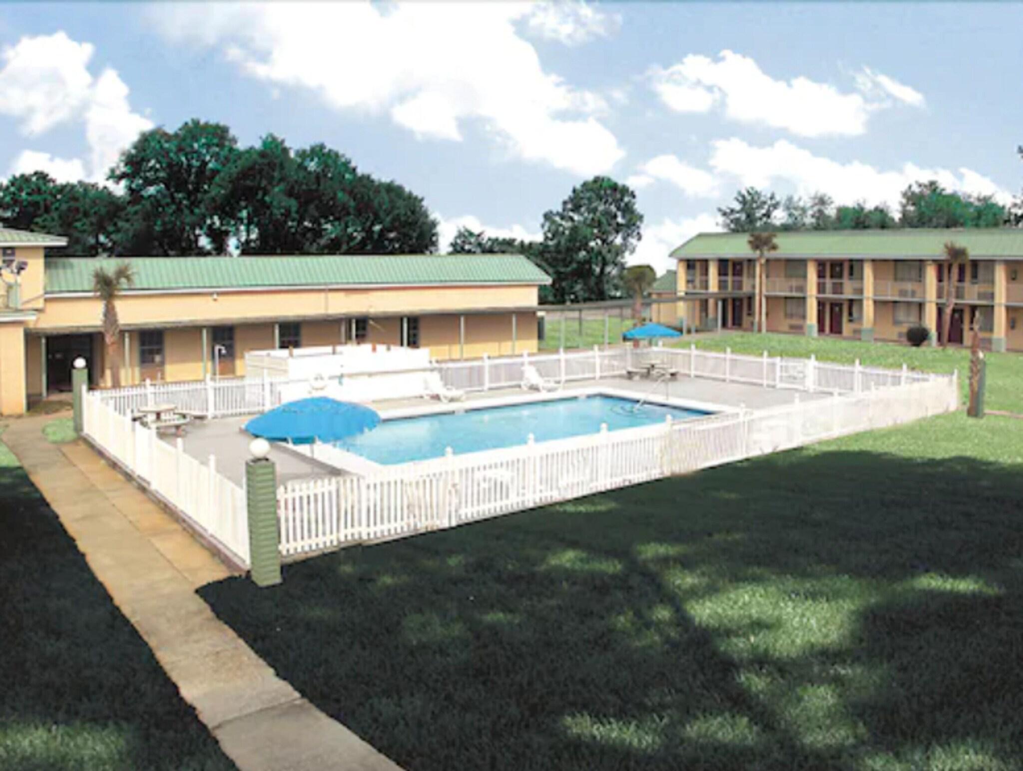 Vista Piscina Garden Inn & Suites
