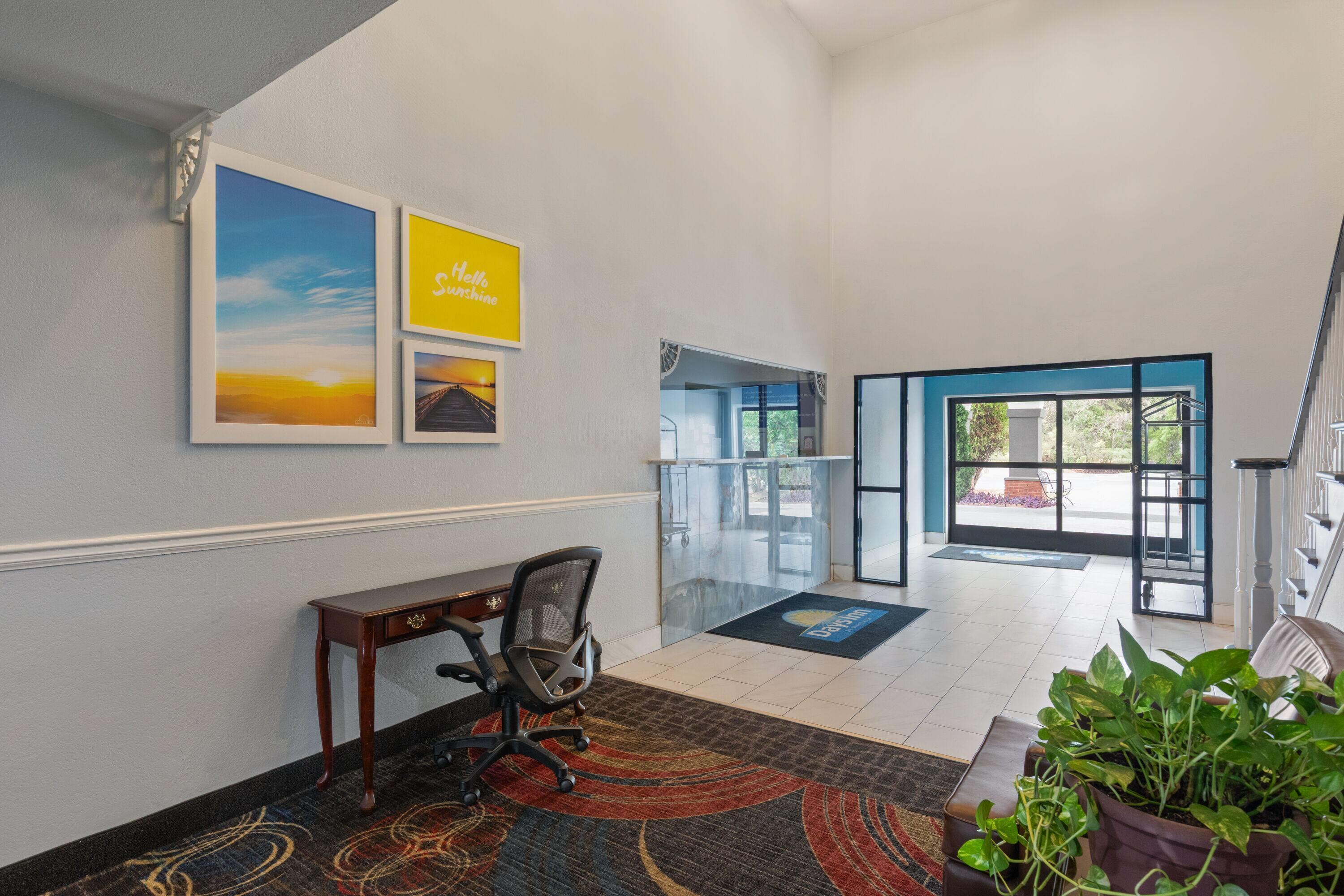Vista Lobby Days Inn by Wyndham Lincoln