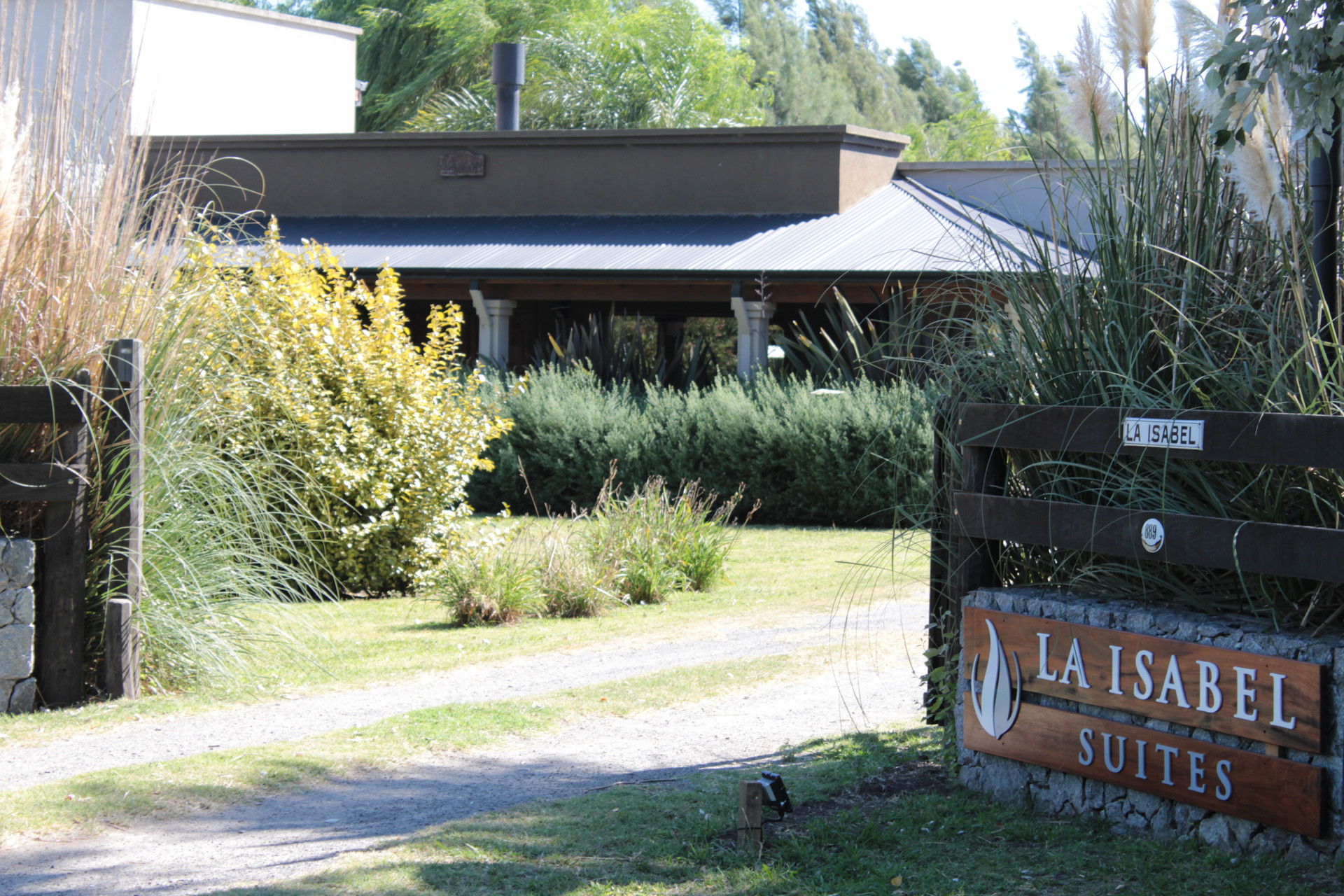Vista Exterior La Isabel Suites