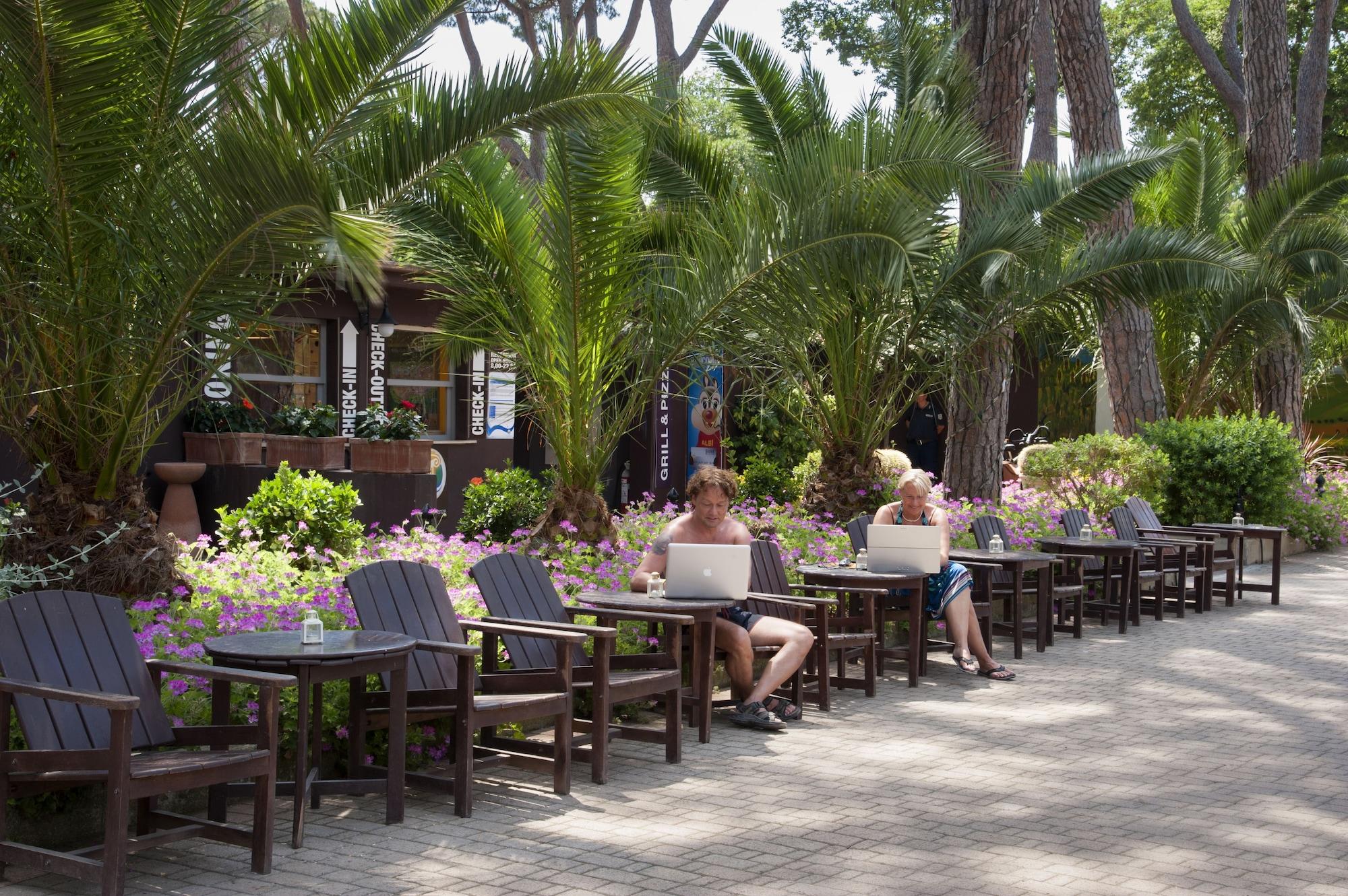 Vista Lobby Hu Park Albatros Village