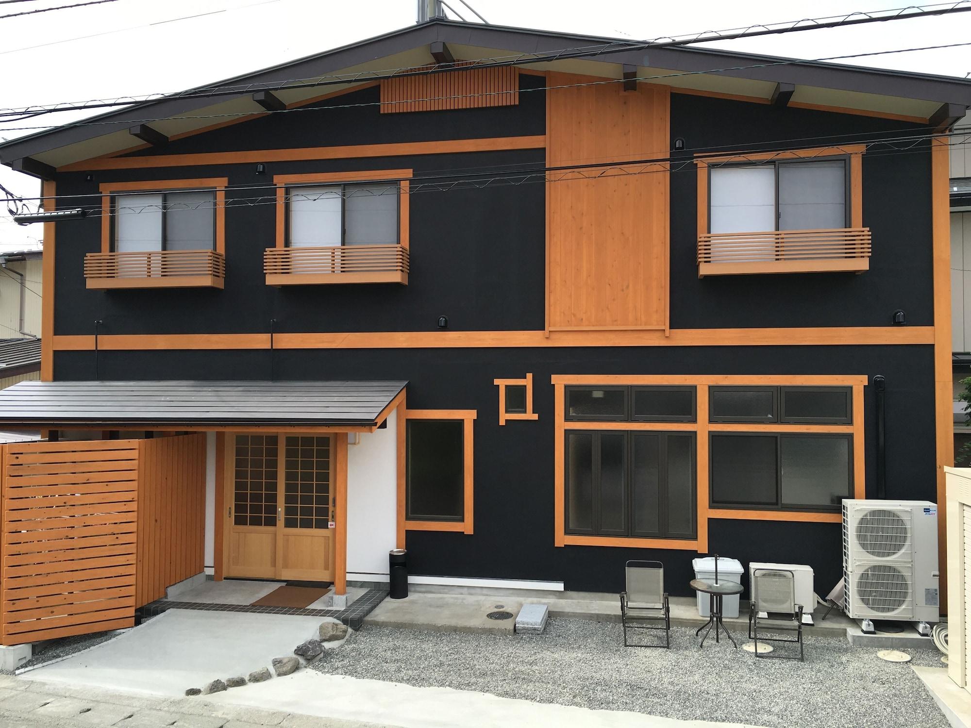 Varios Guesthouse OC