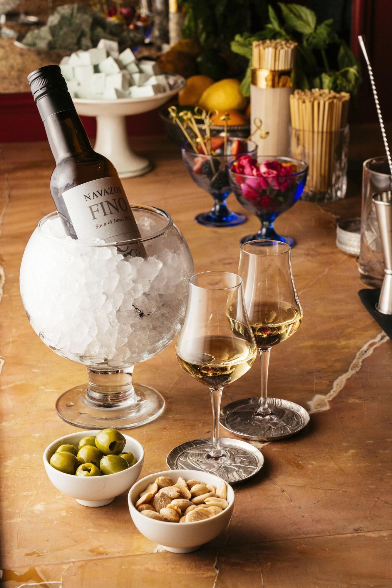 Bar/Salón Maison Métier, in the Unbound Collection by Hyatt
