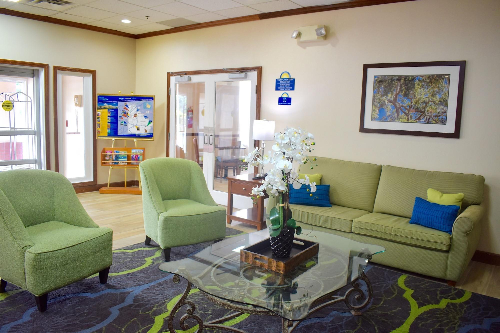 Vista Lobby Days Inn & Suites by Wyndham Tucker/Northlake