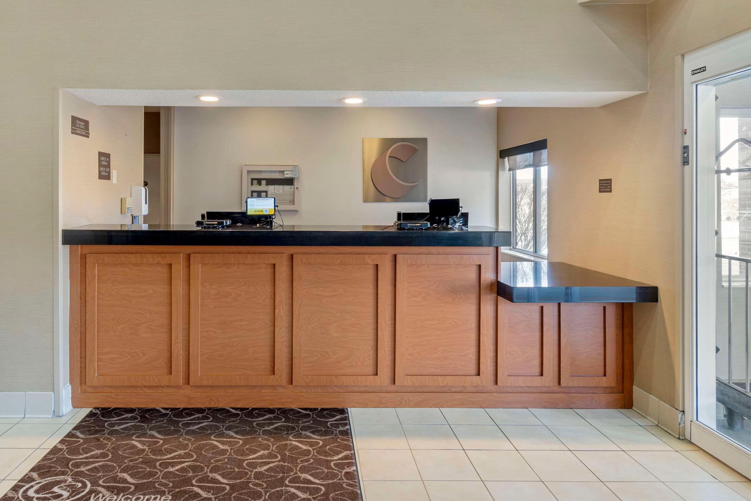 Vista Lobby Comfort Suites Normal University area