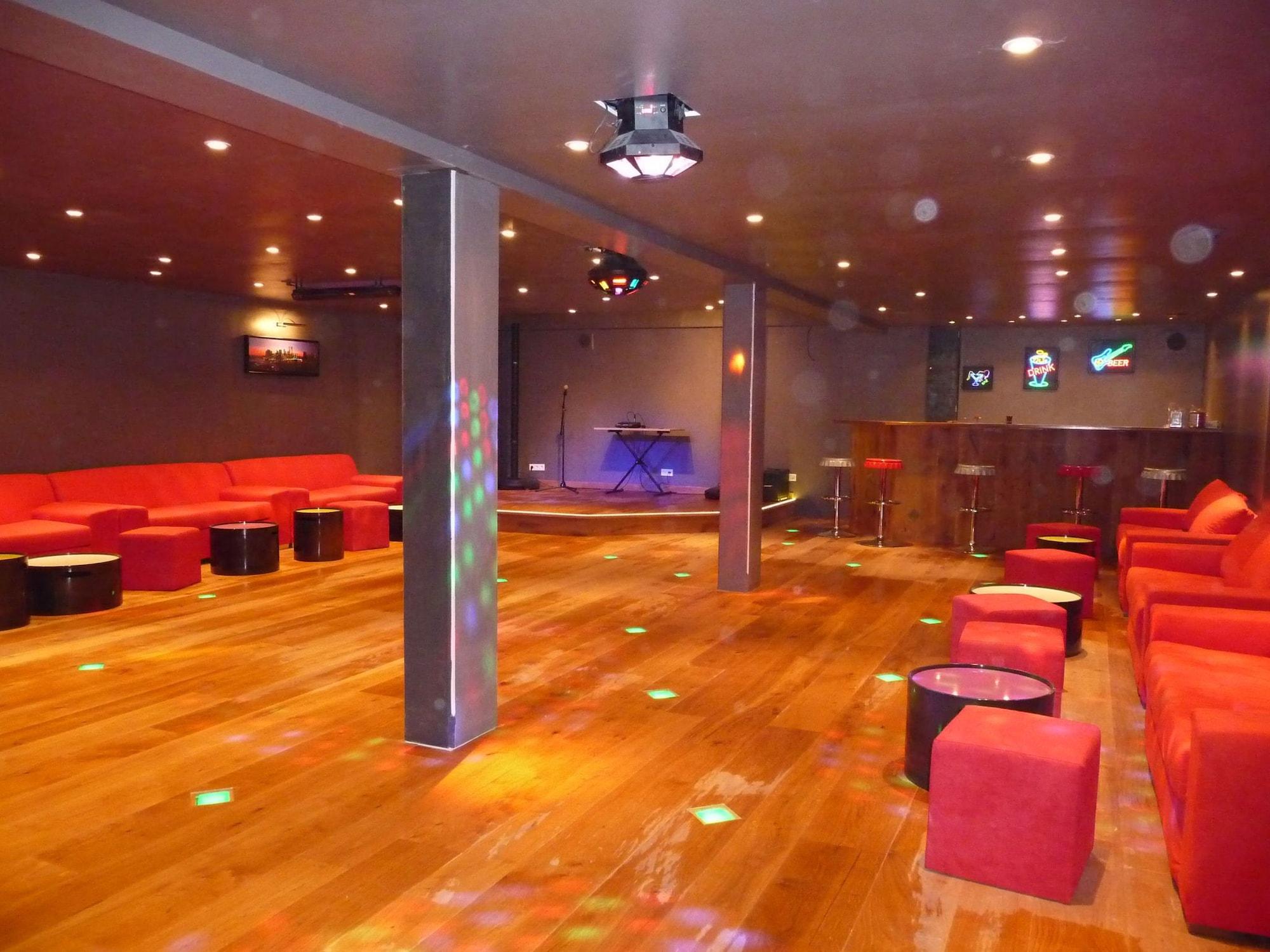 Bar/Salón HAVRE DE PAIX" 5 étoiles Prestige jacuzzi, hammam, sauna, PISCINE chauffée Mougins Cannes Grasse