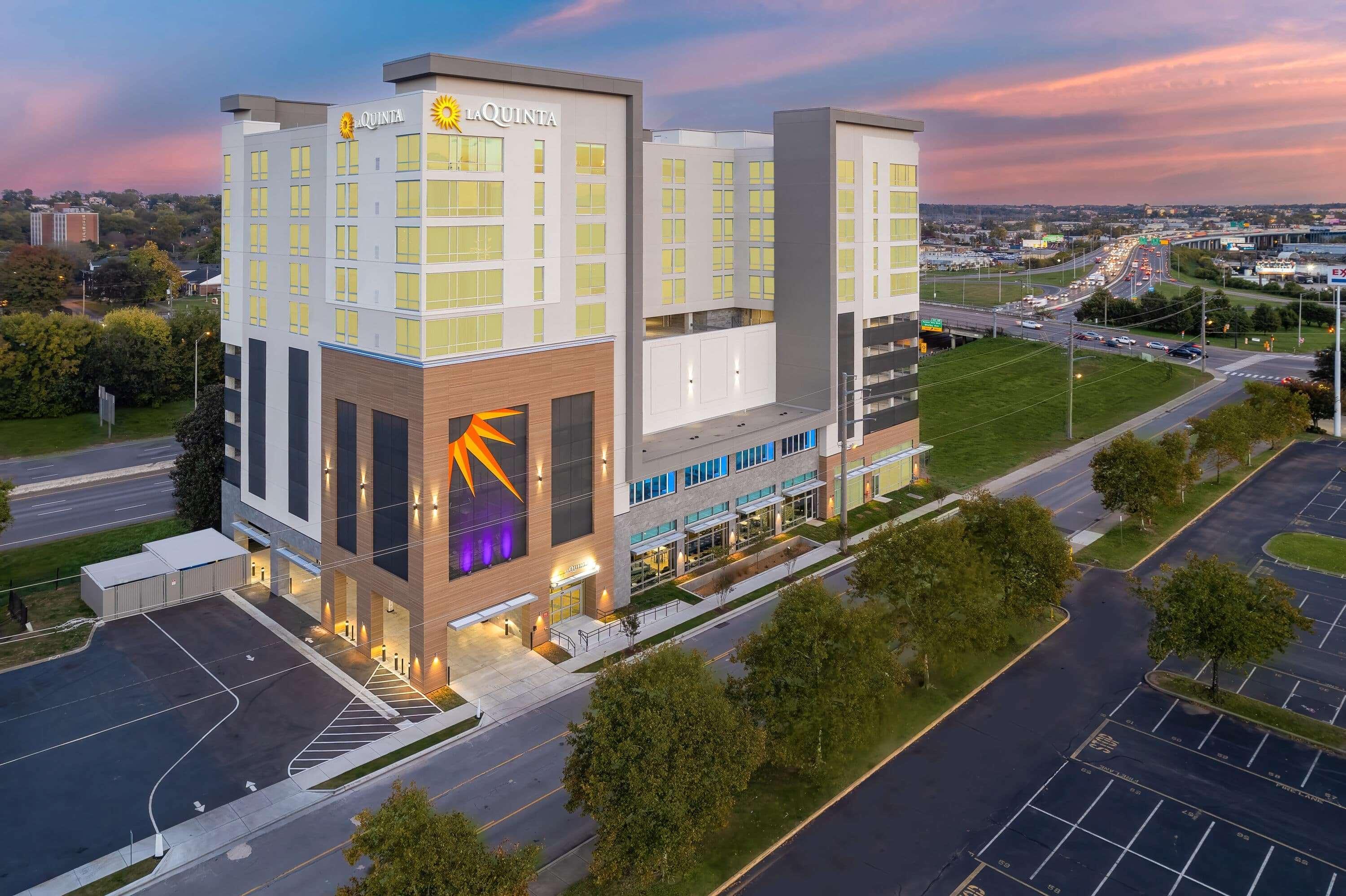 Vista Exterior La Quinta Inn & Suites by Wyndham Nashville Downtown / Stadium
