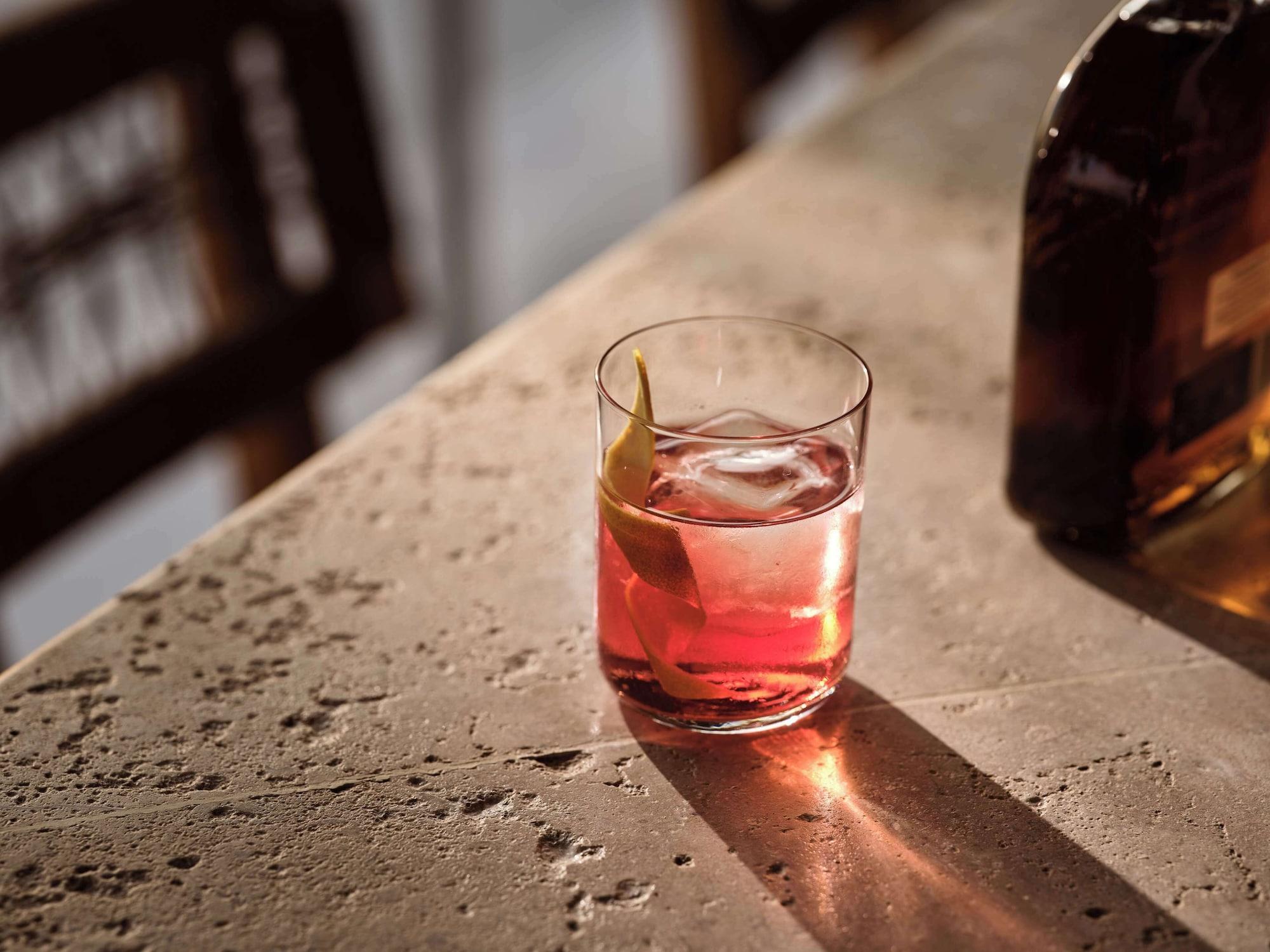 Restaurant Sea Breeze Santorini Beach Resort, Curio Collection Hilton