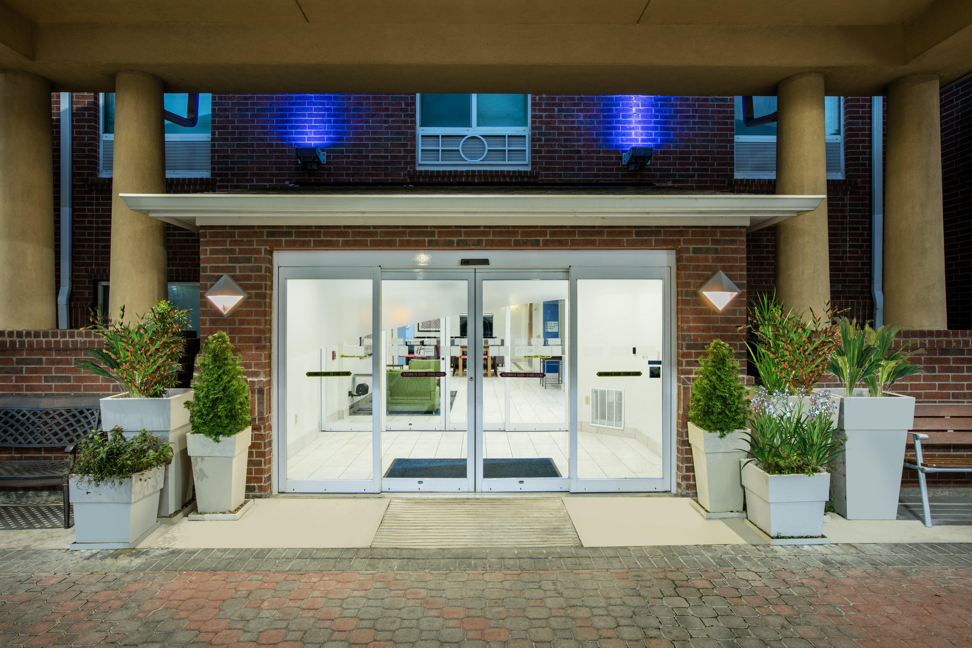 Vista Lobby Holiday Inn Express and Suites Dallas - Grand Prai