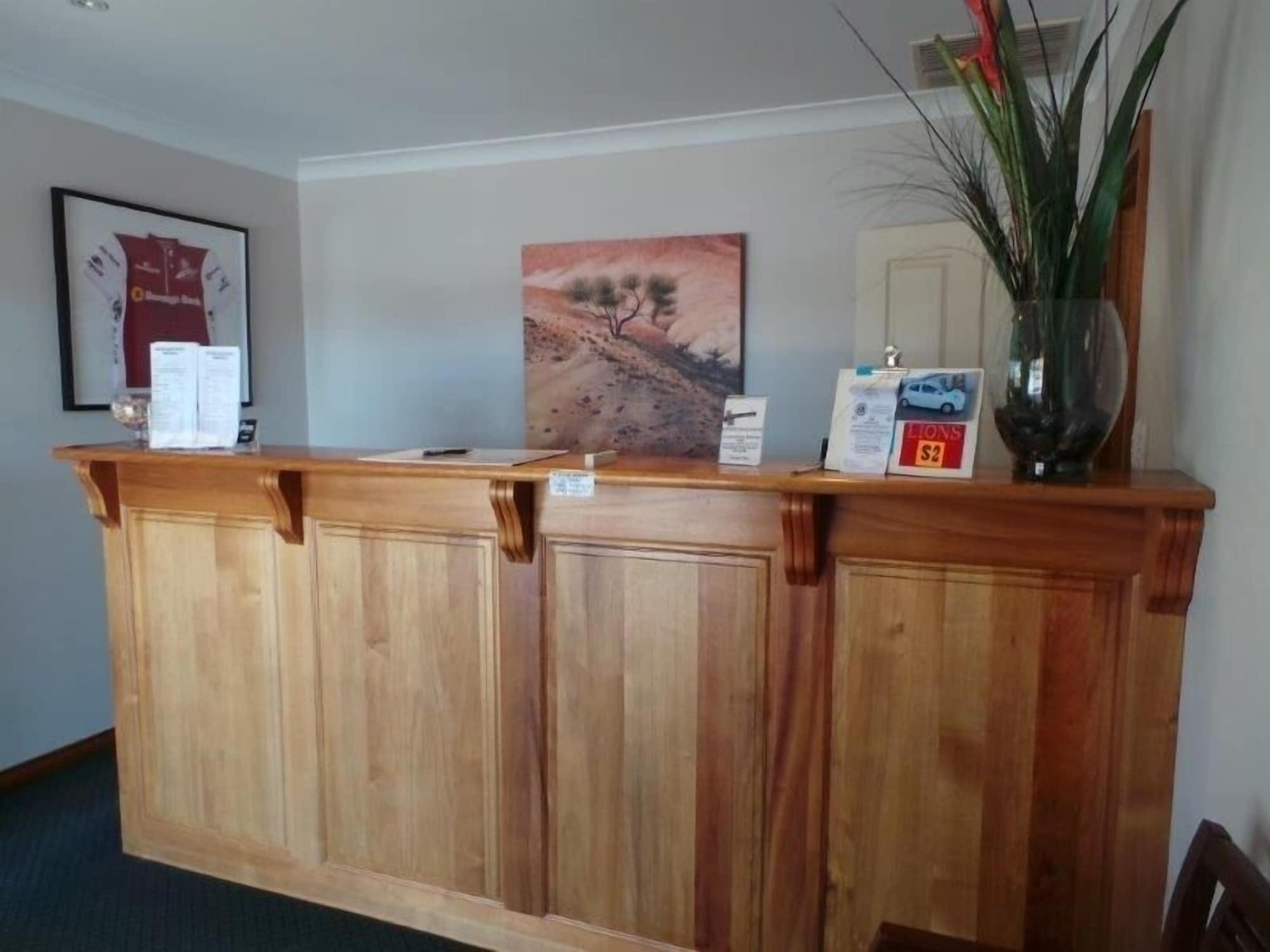 Vista Lobby Gateway Motor Inn