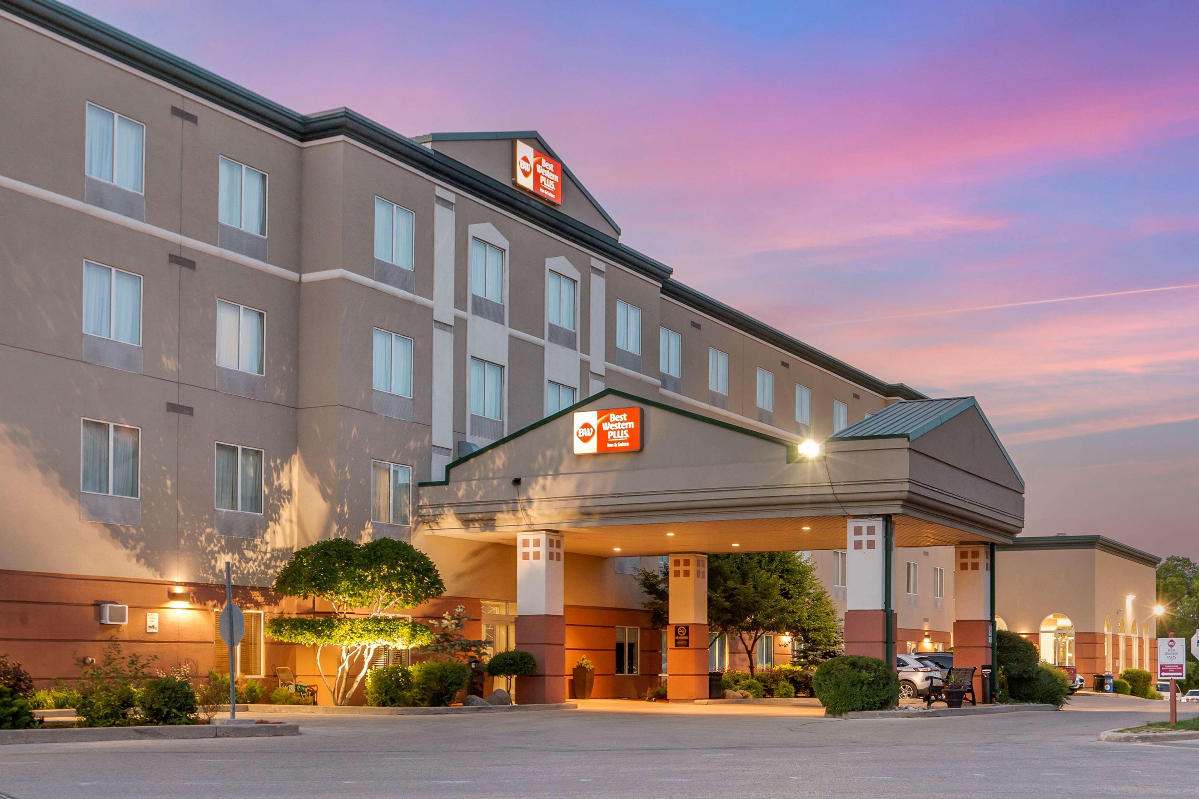 Vista Exterior Best Western Plus Pembina Inn & Suites