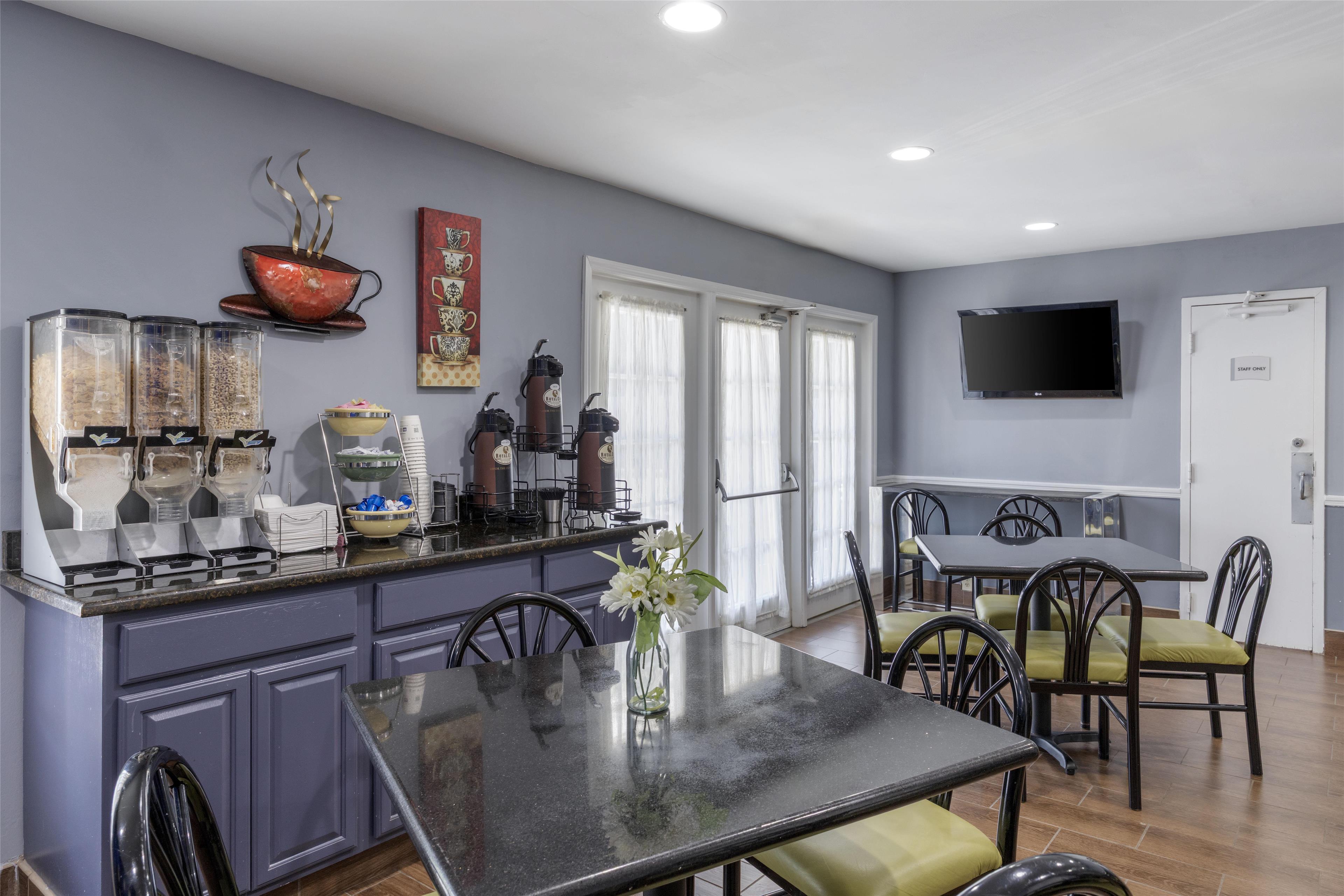 Restaurant SureStay Plus Hotel by Best Western Asheboro
