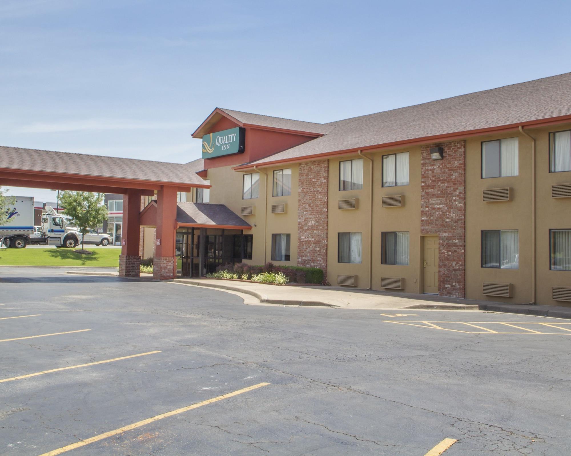 Vista Exterior Quality Inn Broken Arrow - Tulsa