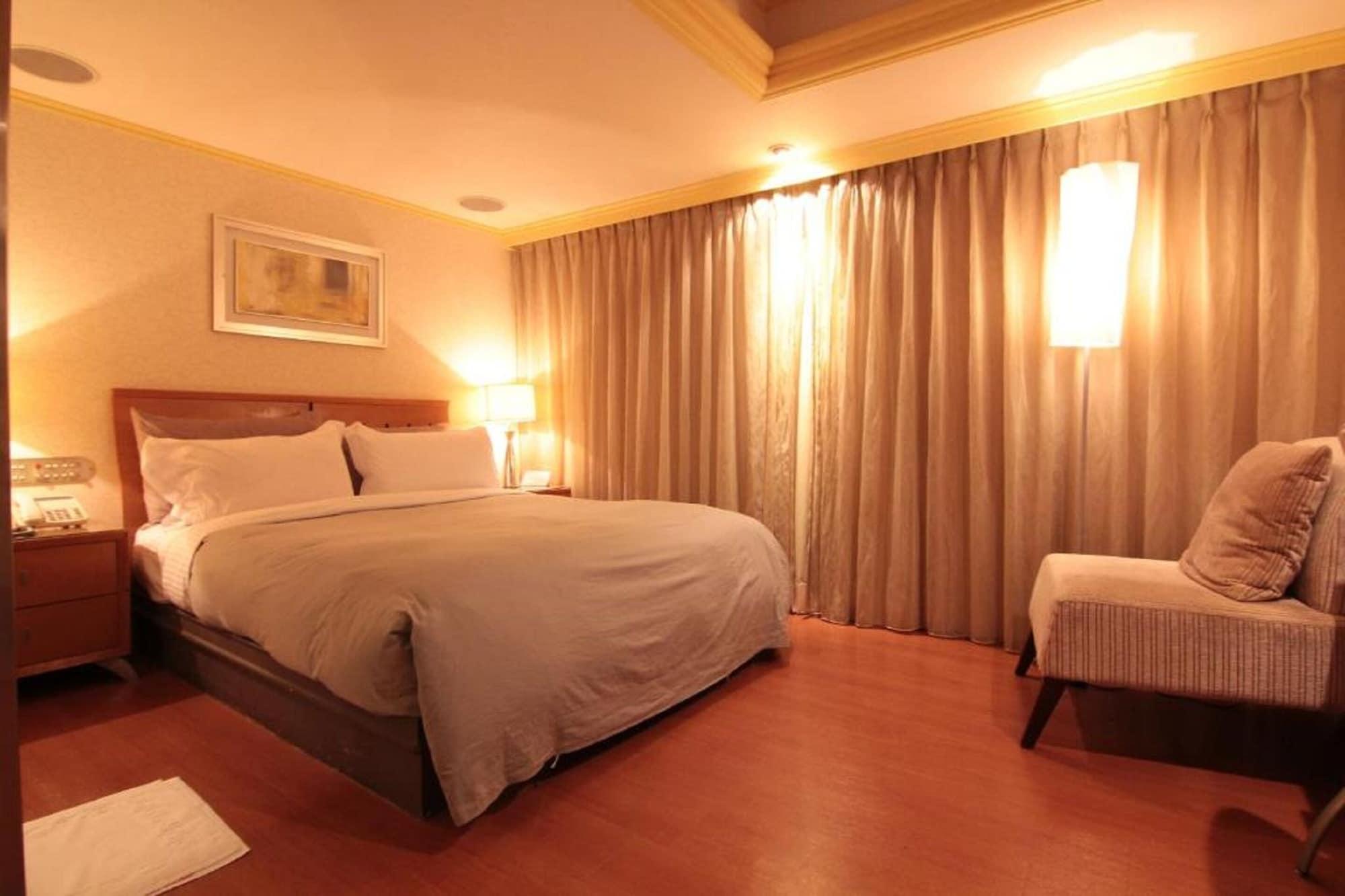 Varios The Moon Hotel