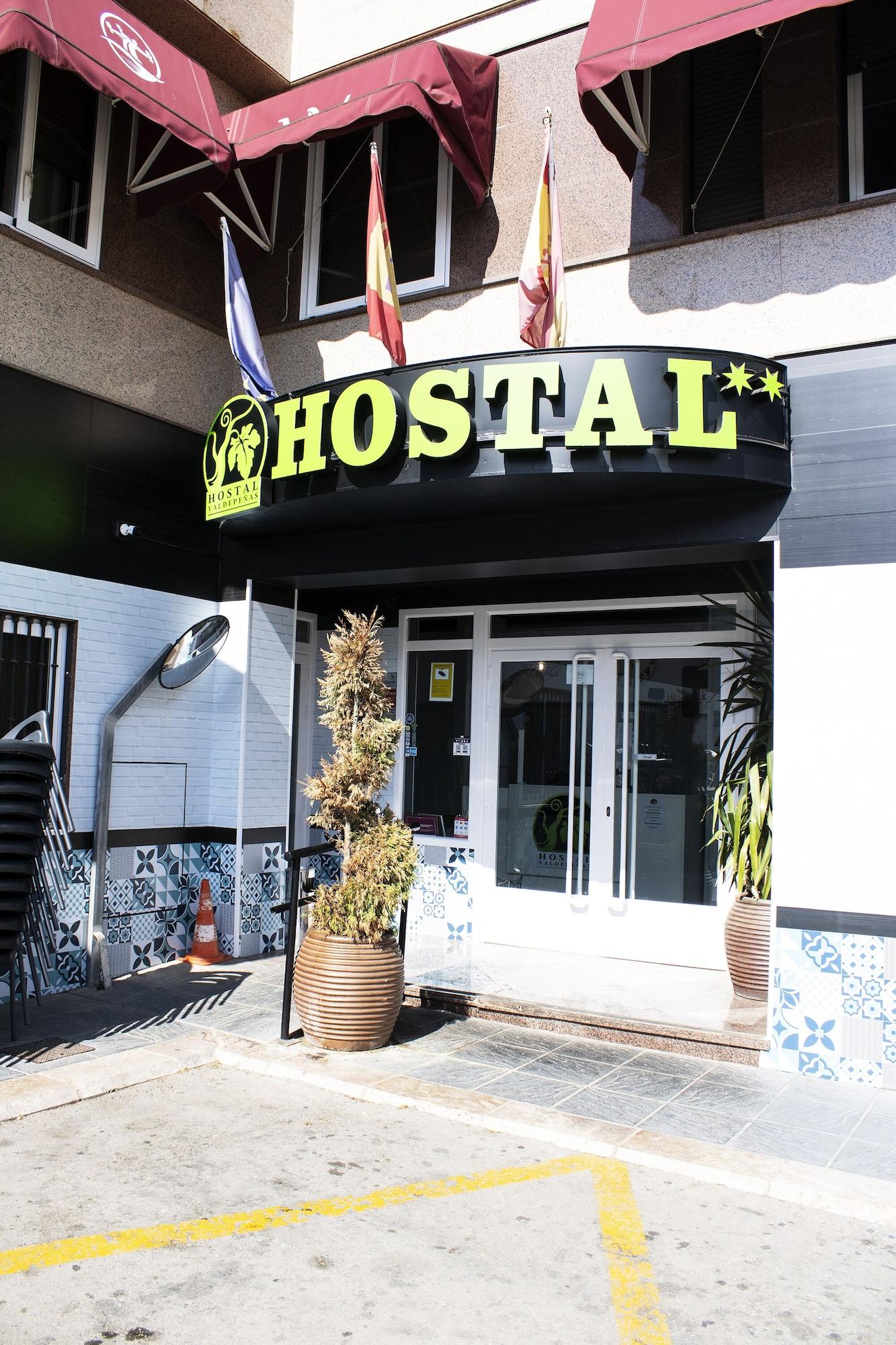 Vista Exterior Hostal Valdepeñas by Bossh Hotels