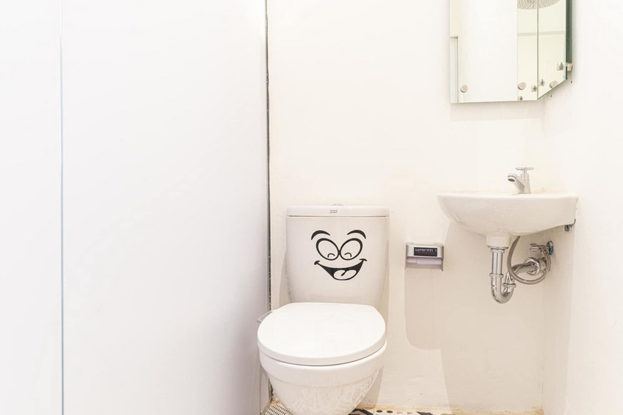 Equipamiento de Habitación RedDoorz Plus near Ringroad City Walks Medan 2