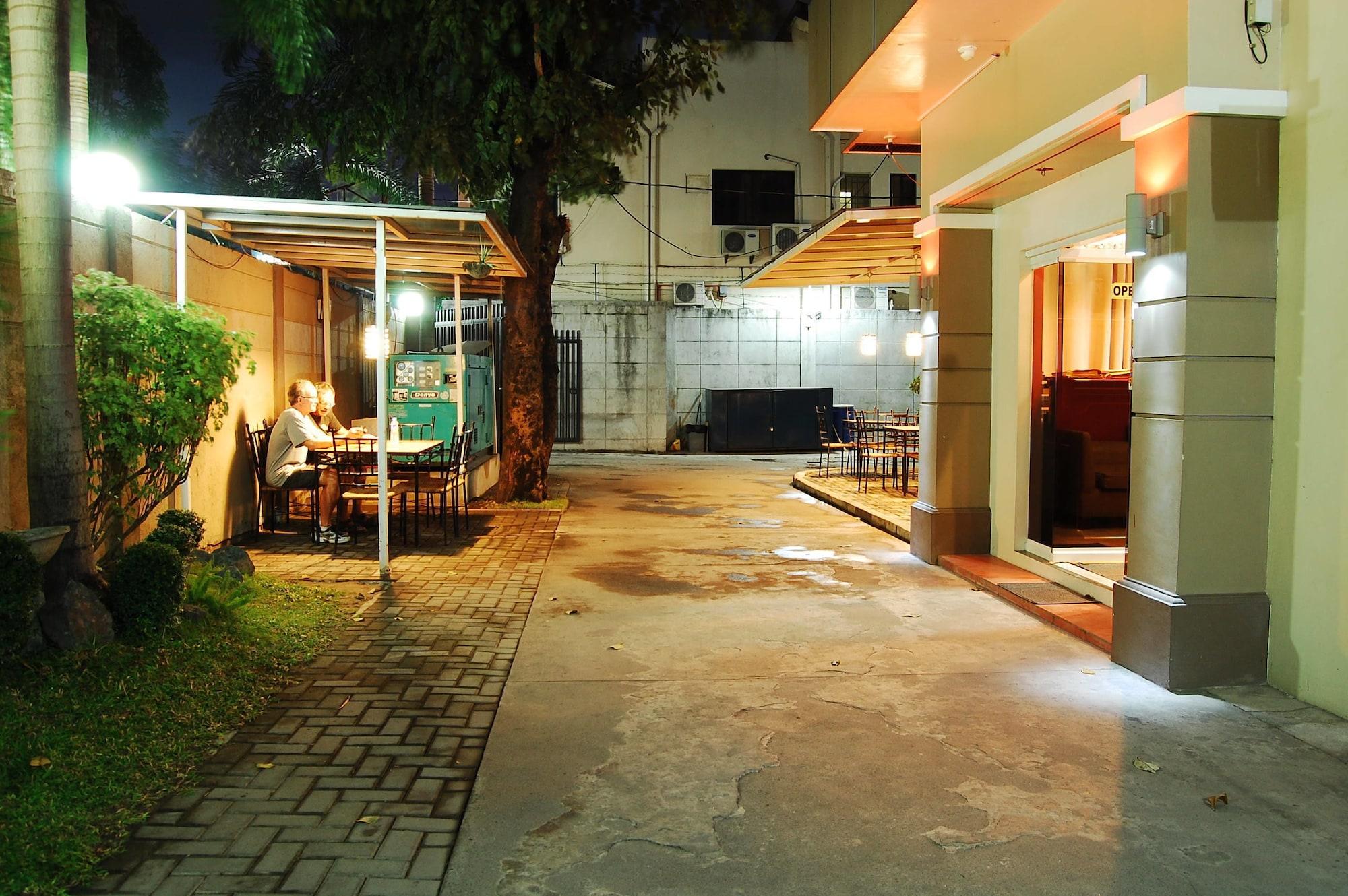 Varios Rumi Apartelle Hotel