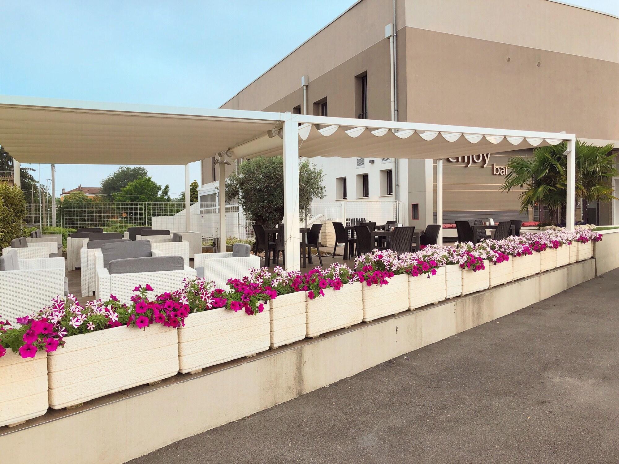 Vista Exterior Hotel Enjoy