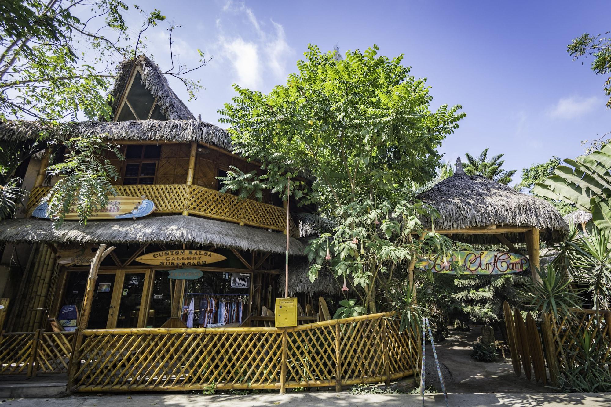 Vista Exterior Balsa Surf Camp by Rotamundos