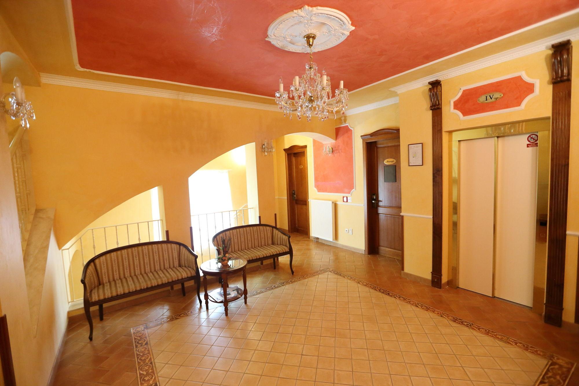 Varios Renesance Krasna Kralovna