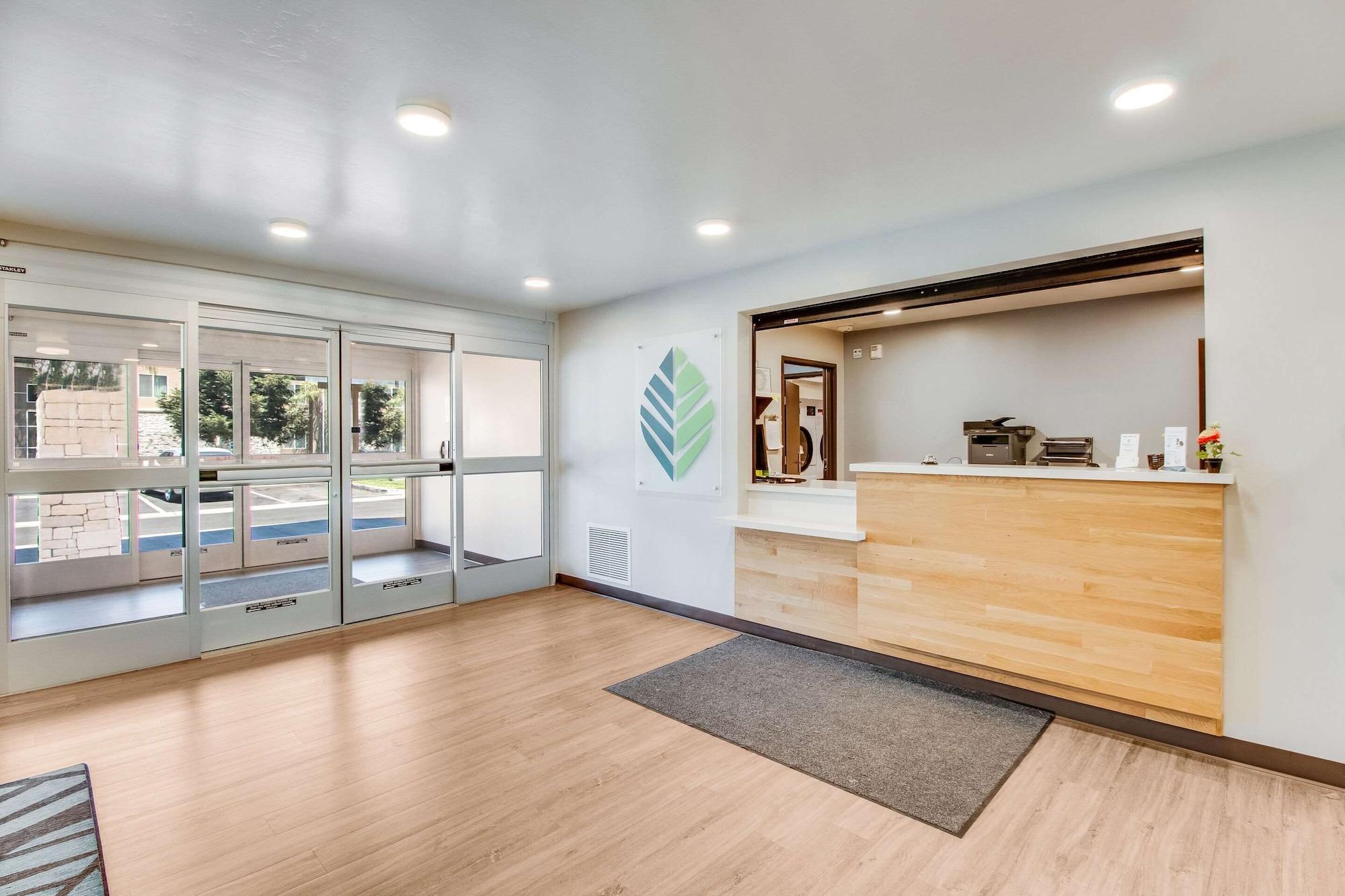 Vista Lobby WoodSpring Suites Bakersfield Airport