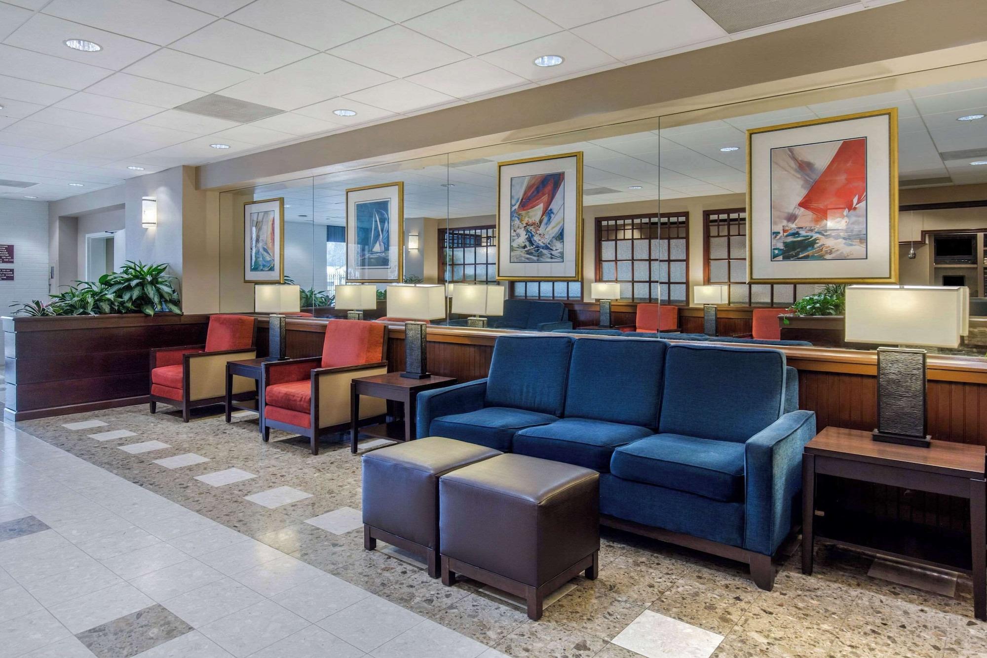 Vista Lobby Comfort Inn Conference Center